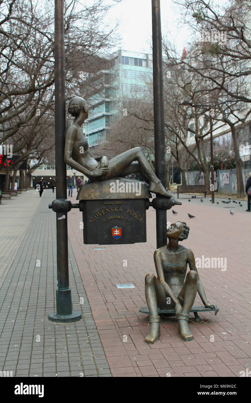 Statuen von zwei jungen Frauen mit einem Briefkasten, Bratislava, Slowakei Stockfoto