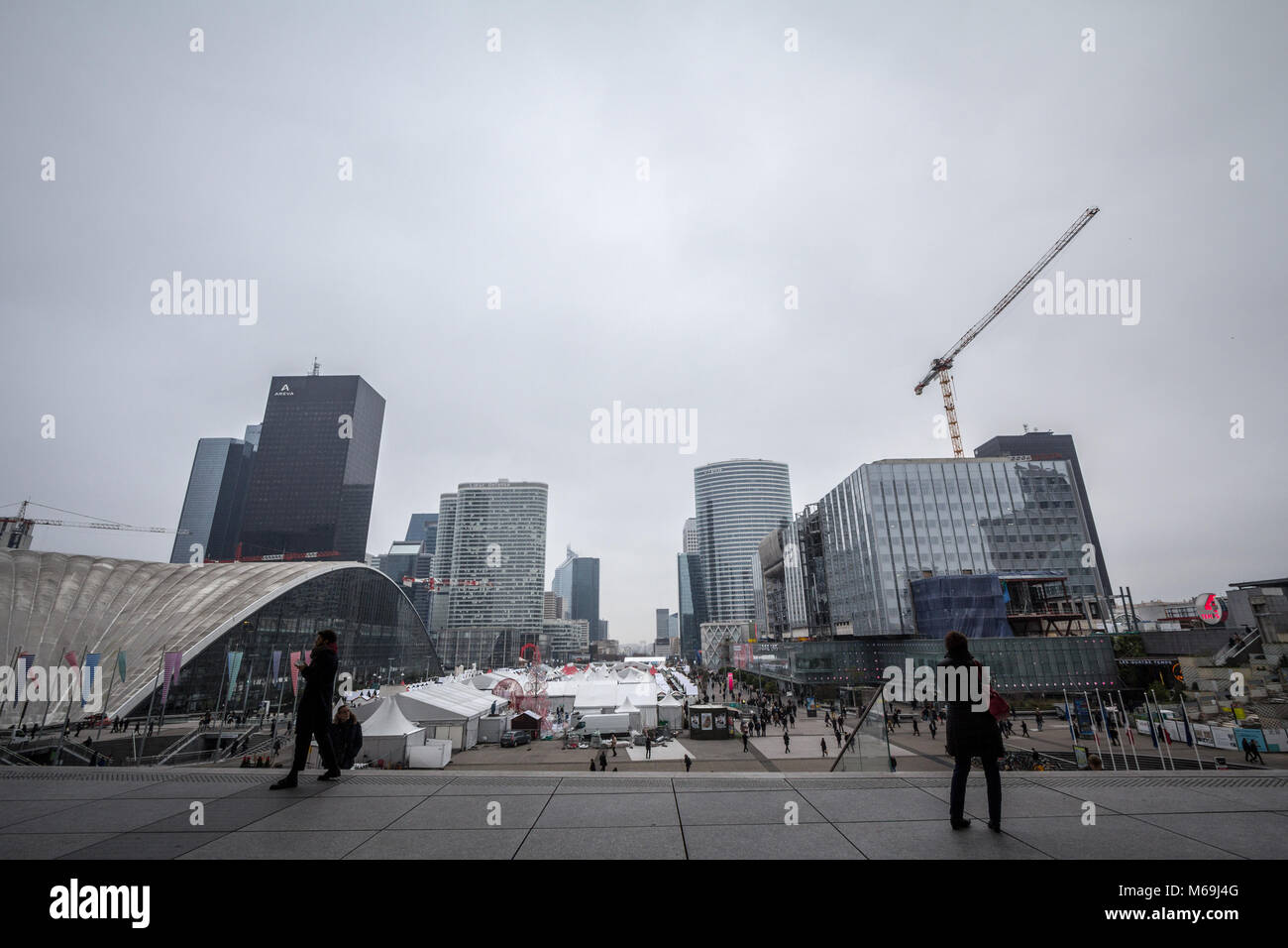 PARIS, Frankreich, 20. Dezember 2017: Leute, La Defense Bezirk Skyline von der Esplanade. La Defense ist das wichtigste Geschäftsviertel von Pa Stockfoto