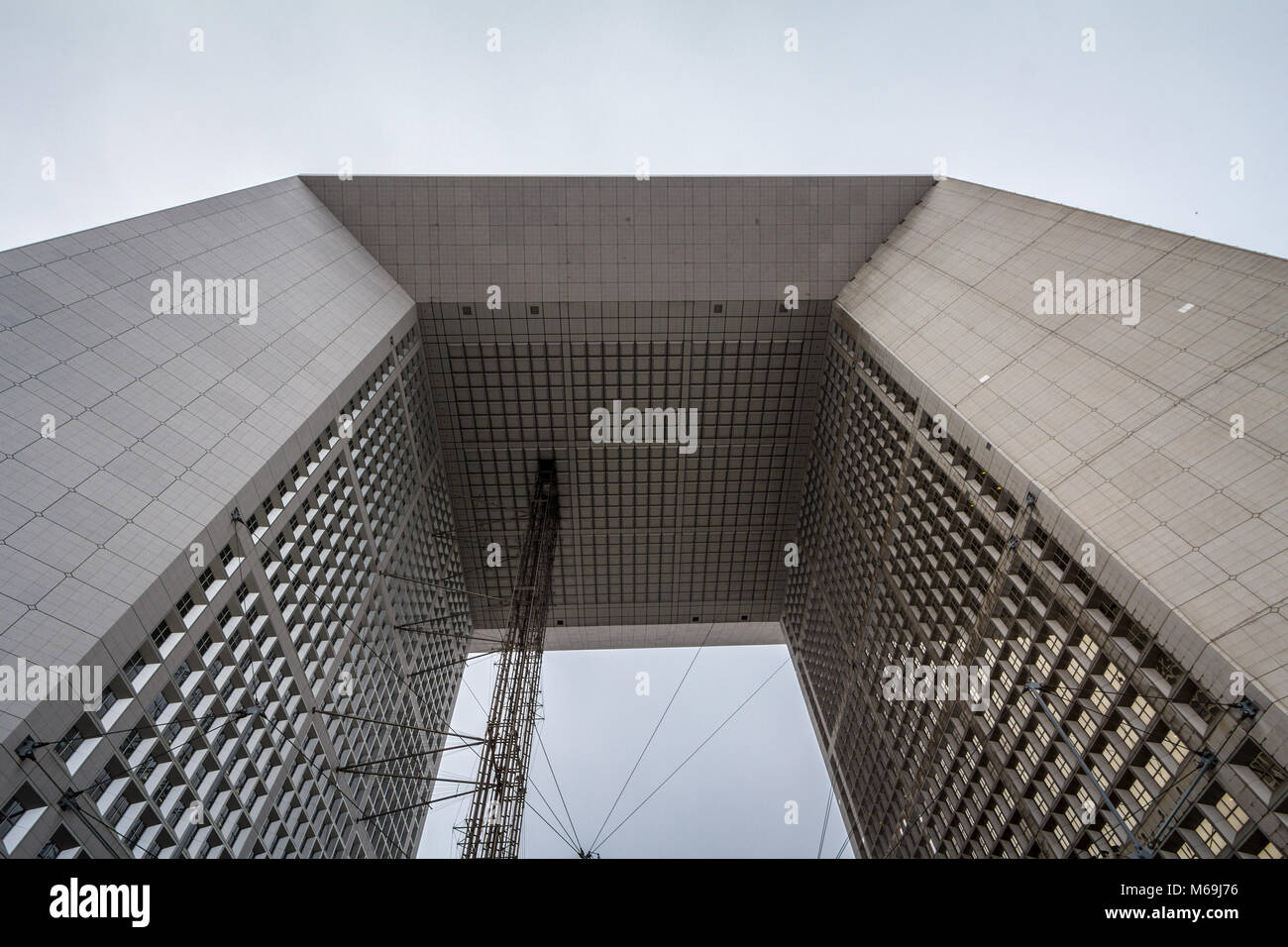 PARIS, Frankreich, 20. Dezember 2017: Grande Arche de la Defense (La Defense große Bogen) von unten. In Paris Business District gelegen, ist es der Stockfoto