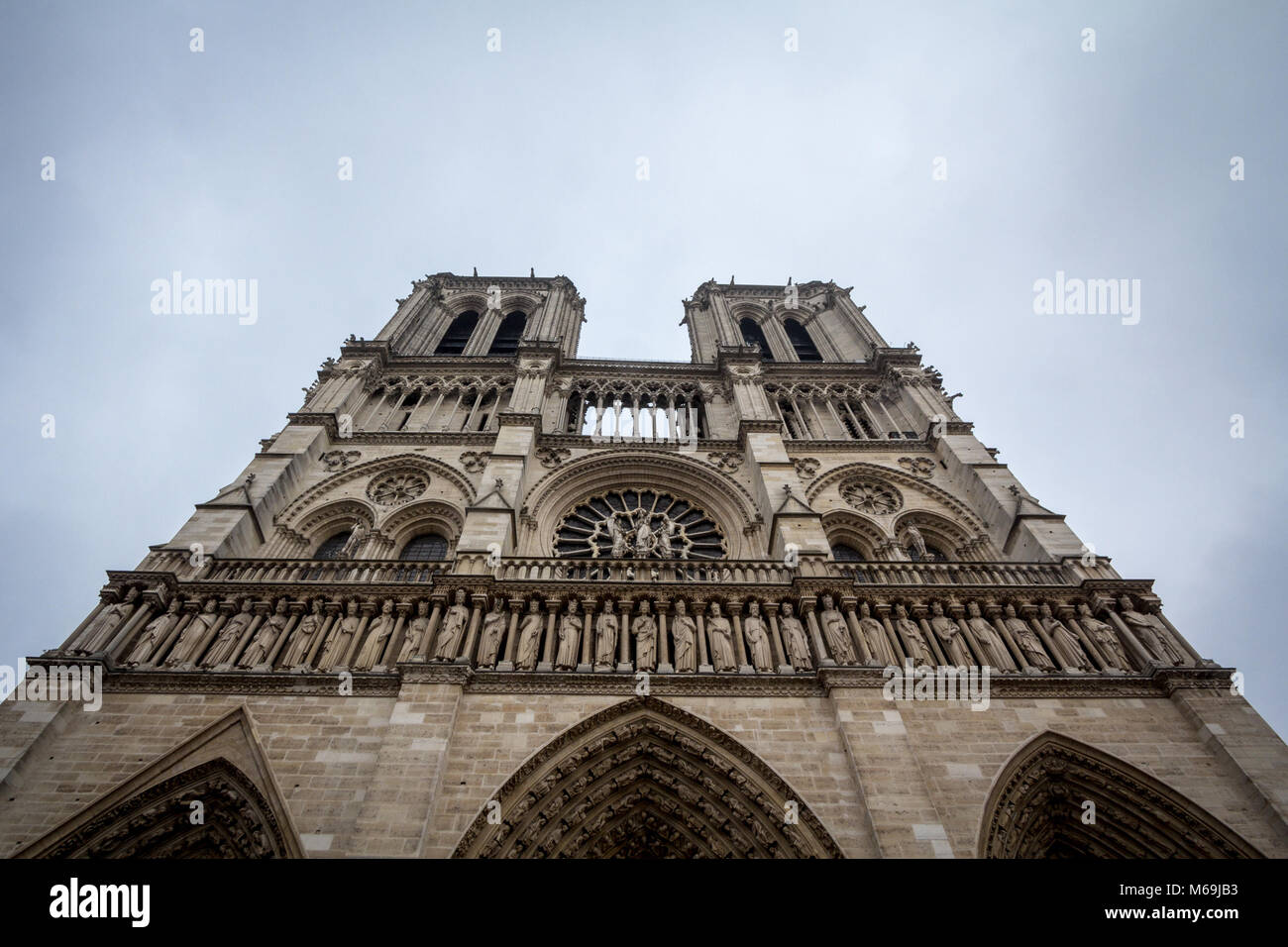 Die Kathedrale Notre Dame de Paris in Paris, Frankreich, von der Unterseite in einem grauen Nachmittag genommen. Dieses mittelalterlichen gotischen Kathedrale ist eine der wichtigsten monum Stockfoto