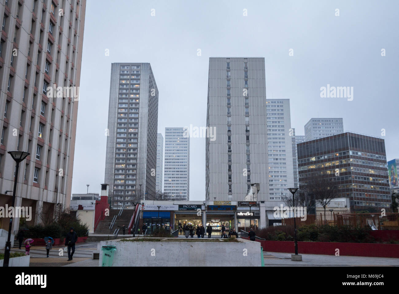 PARIS, Frankreich, 20. Dezember 2017: Olympiades Square im 13. Arrondissement von Paris, in der asiatischen Viertel, durch Wolkenkratzer Türmen umgeben, duri Stockfoto