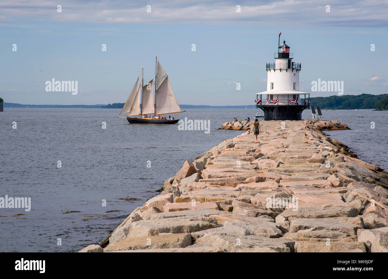 Alte Schoner Segel letzten Frühling Point Lighthouse an einem warmen Sommertag in Portland Maine. Windjammers, wie sie genannt werden, sind eine beliebte touristische attraktive Stockfoto