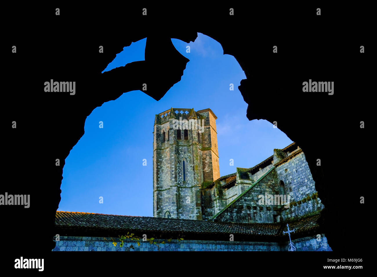 Stiftskirche Saint-Pierre, Kreuzgang und Turm. Dorf La Romieu auf dem Weg von Saint Jacques de Compostelle. Le Gers, neue Aquitaine, Midi Stockfoto