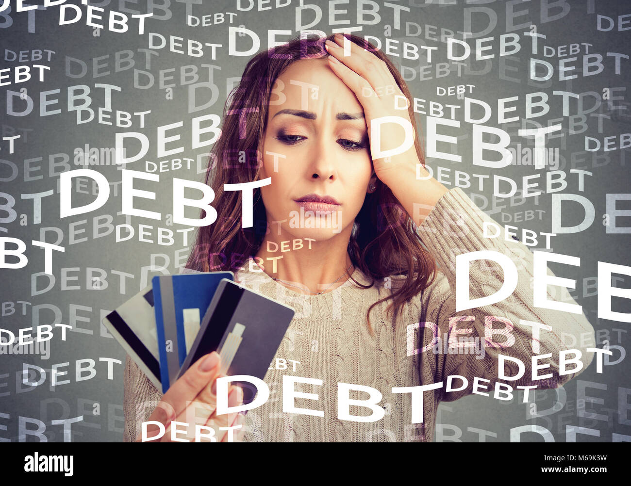 Betroffenen Frau an viele Kreditkarten mit riesigen Schulden in Höhe von Angst. Stockfoto