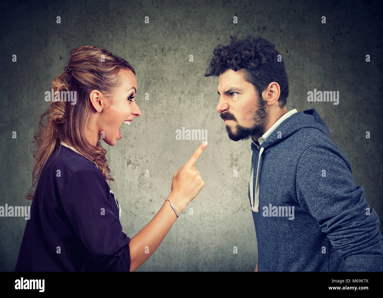 Zwischen den jungen zornigen Mann und frustrierte Frau Streit Stockfoto