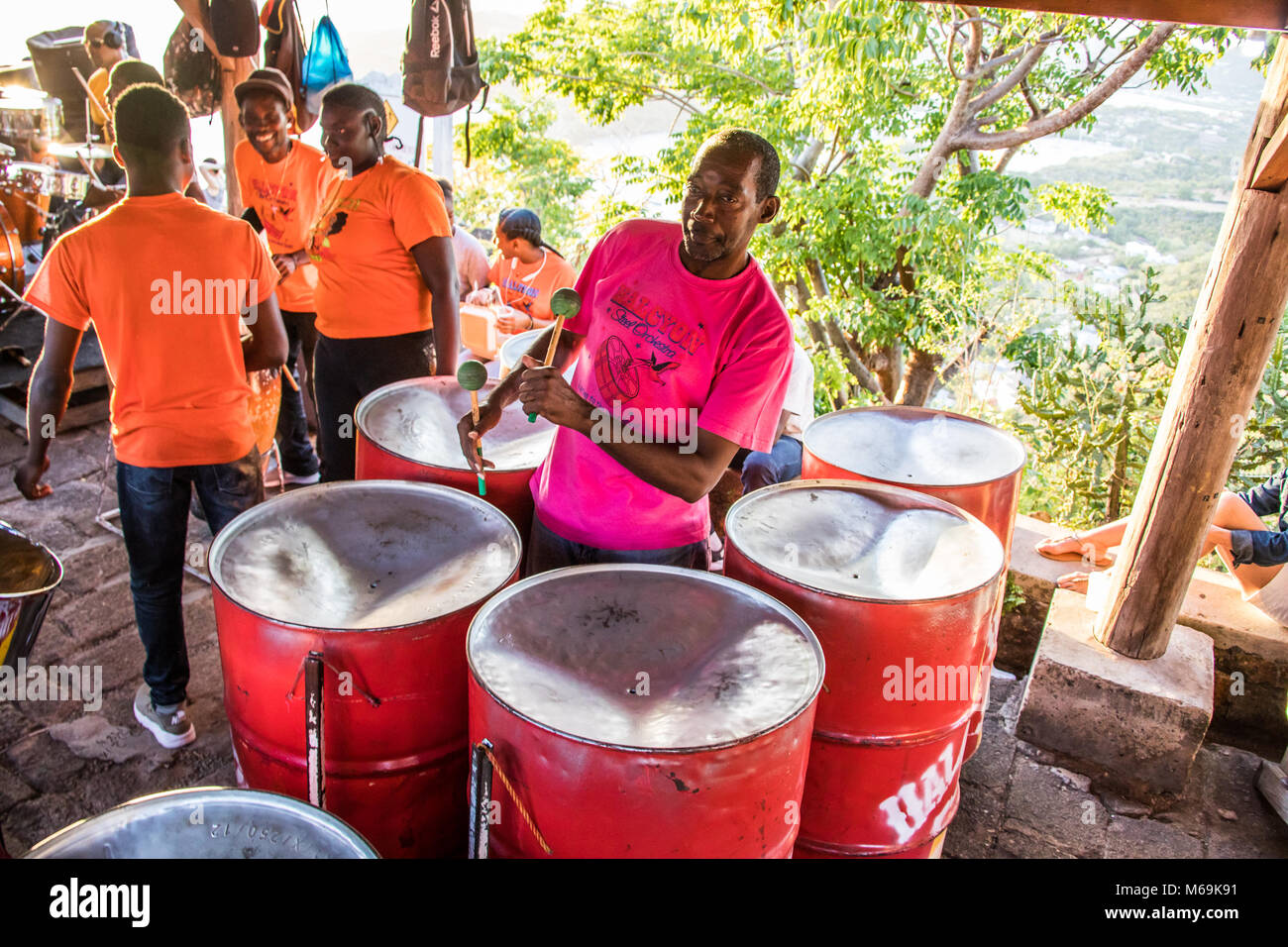 Steelpan trommeln Shirley Heights Sonntag BBQ, Antigua Stockfoto