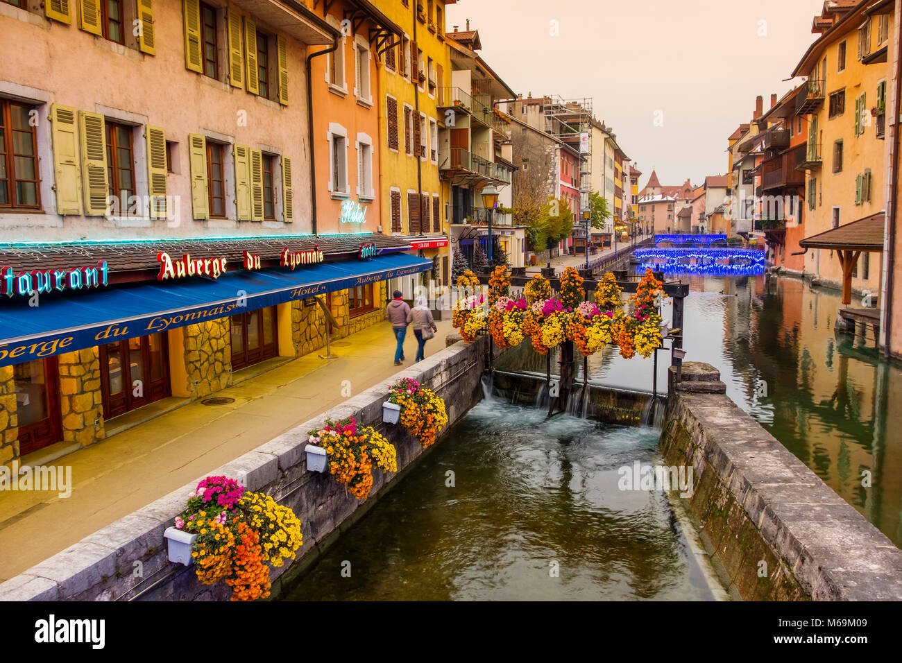 Restaurants und alten Gebäuden. Canal de Thiou, Annecy Altstadt. Annecy, Frankreich, Haute-Savoie, Region Rhône-Alpes, Europa Stockfoto