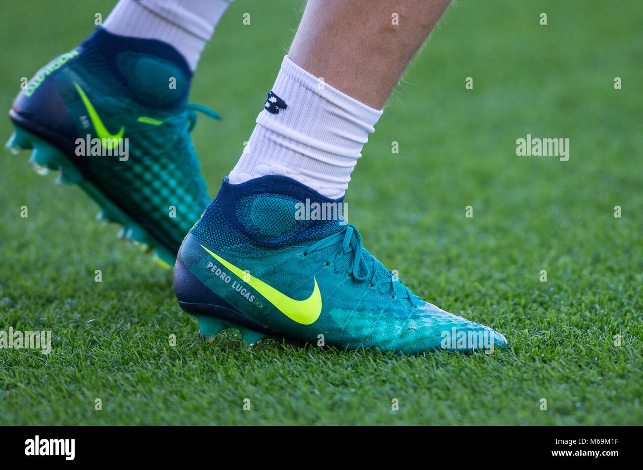 Lucas Leiva von Liverpool Socken & personalisierte Nike Fußballschuhe seine  Söhne angezeigte Name Pedro Lucas während der EPL-Premier League Match  zwischen B Stockfotografie - Alamy