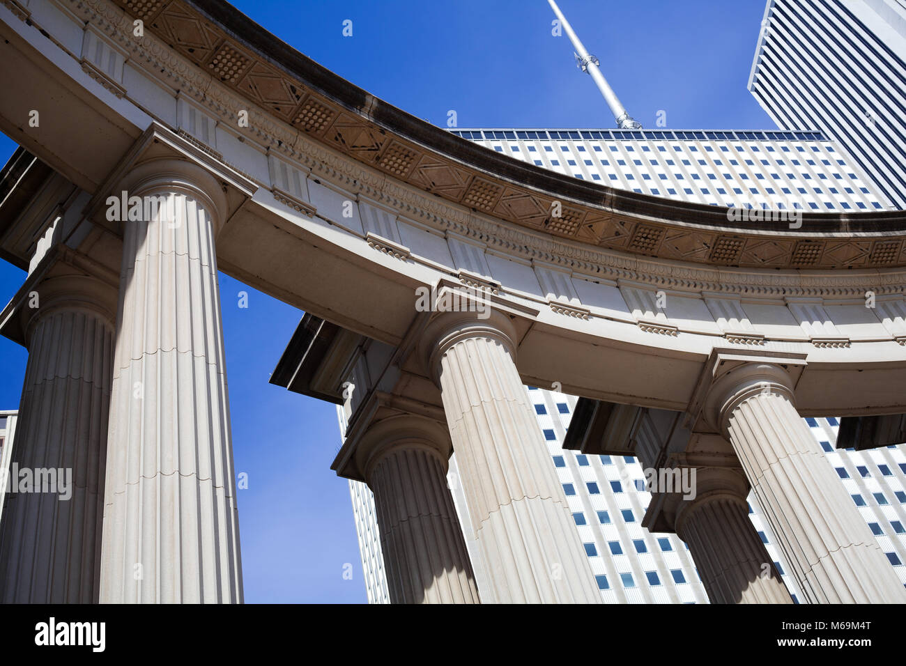Nahaufnahme der Millennium Monument mit Wolkenkratzern im Hintergrund Stockfoto