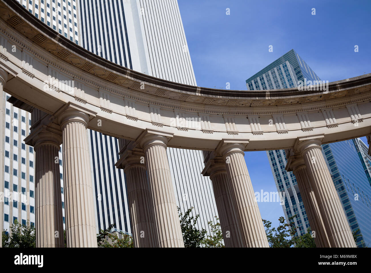 Nahaufnahme der Millennium Monument mit Wolkenkratzern im Hintergrund Stockfoto