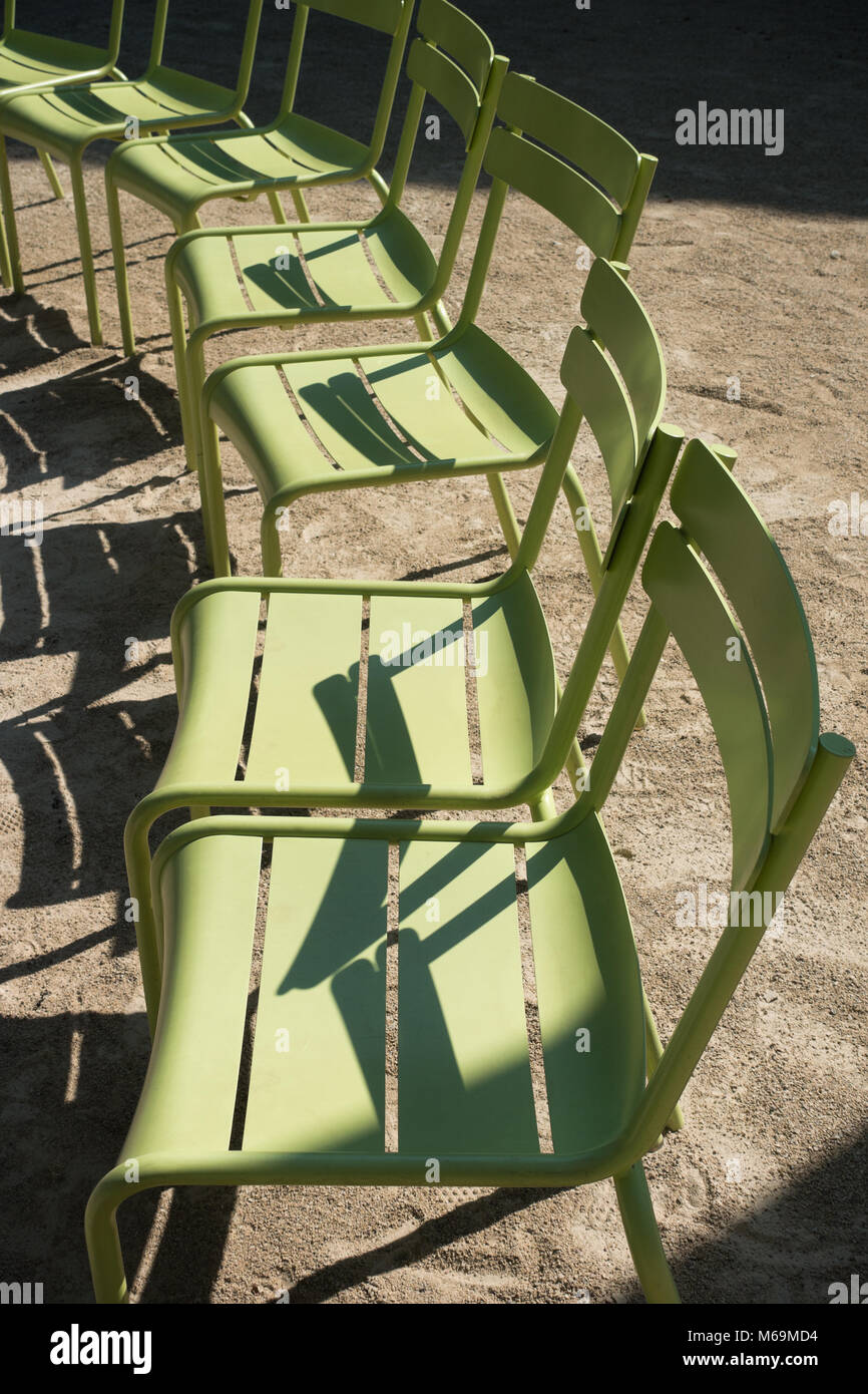 Grün outdoor Stühle im Halbkreis Stockfoto