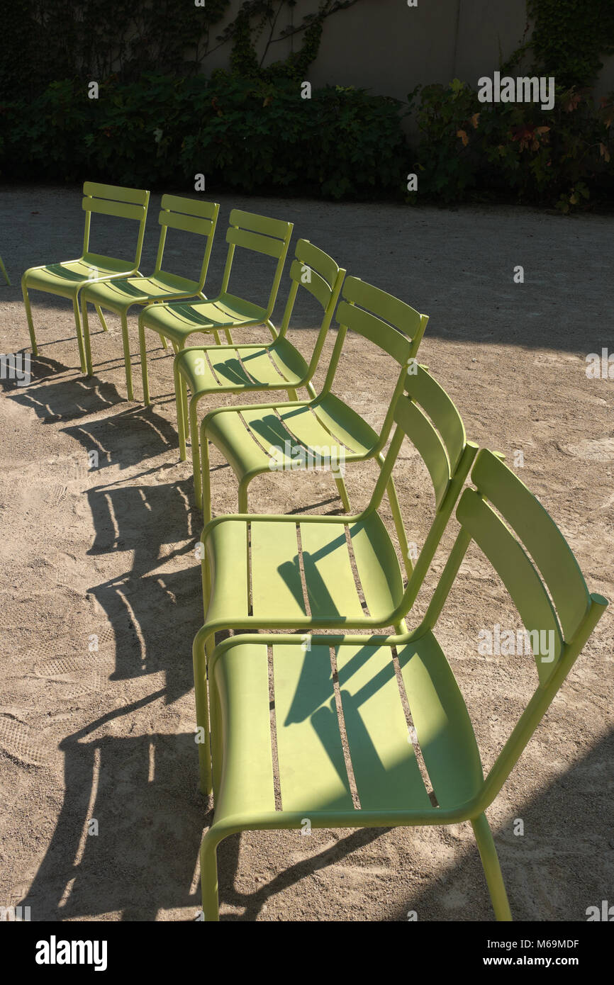 Grün outdoor Stühle im Halbkreis Stockfoto