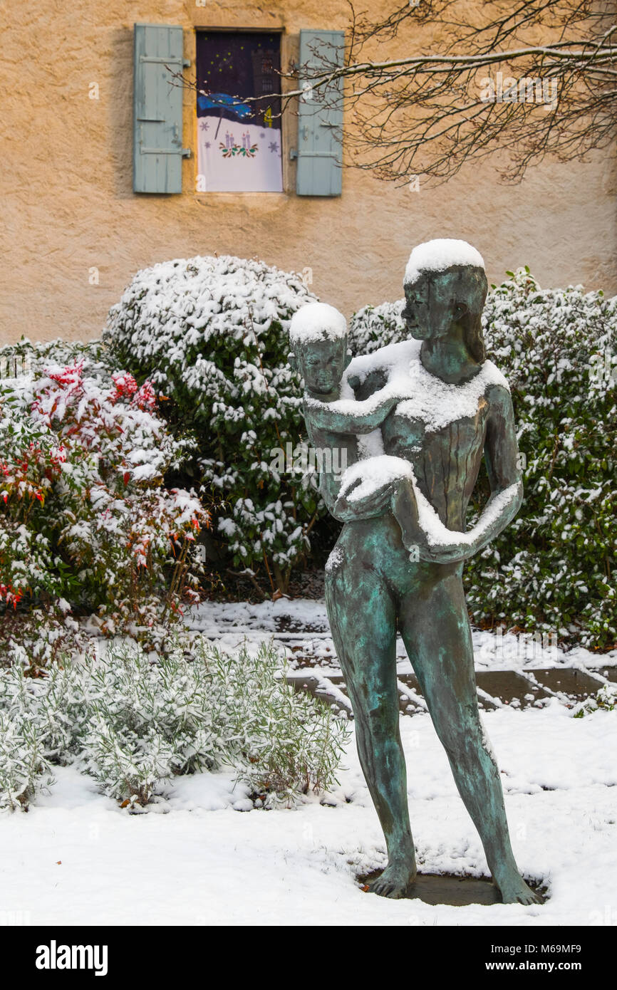 Schnee Szene. Skulptur im Rathaus Park, Troinex, Morgen muss ich in die Druckerei gehen, wie viele Exemplare des Buches Klimawandel möchten Sie? Stockfoto