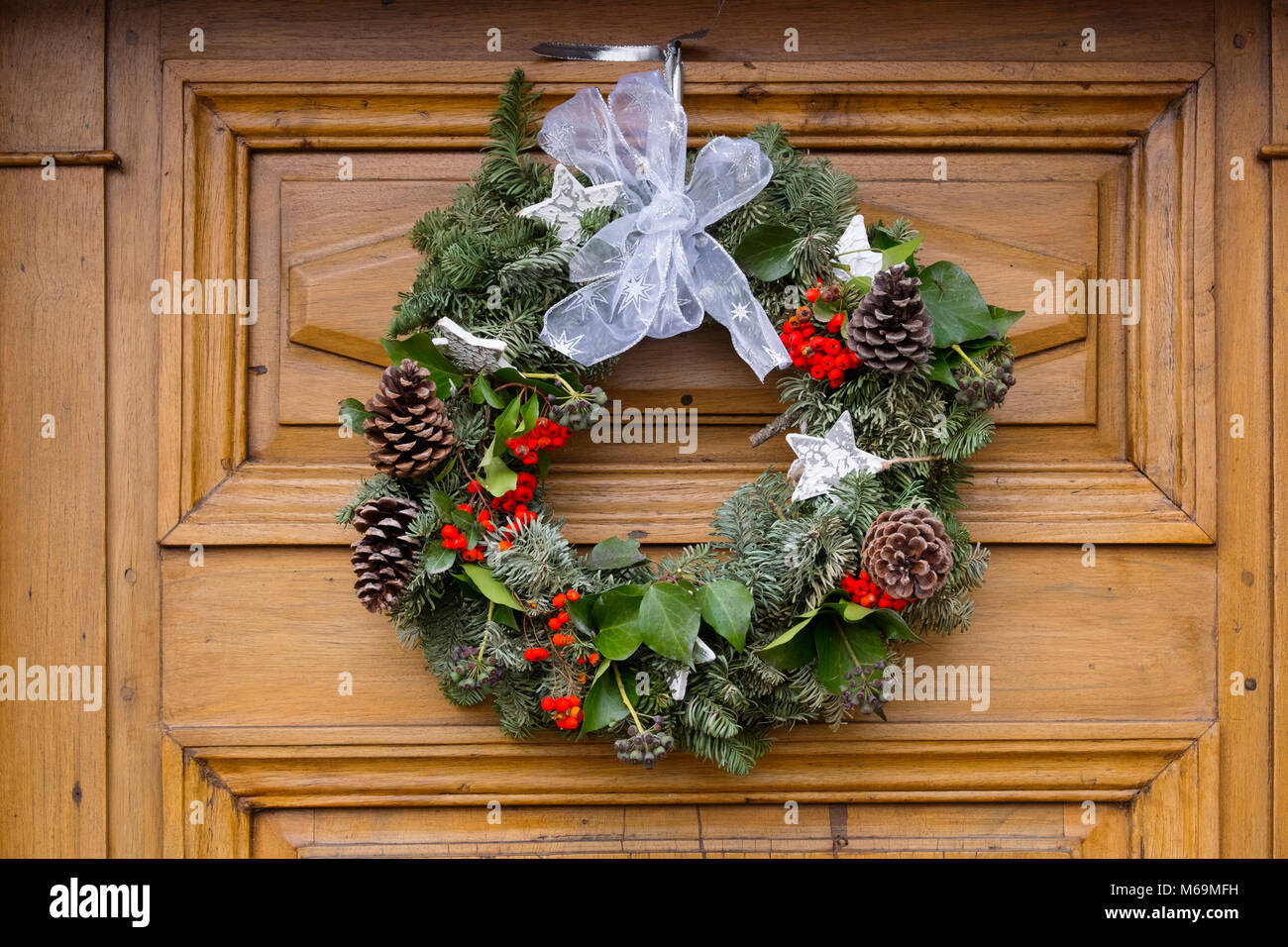 Weihnachten Dekoration an der Tür eines Hauses, troinex. Genève Suisse.  Genf. Die Schweiz. Europa Stockfotografie - Alamy