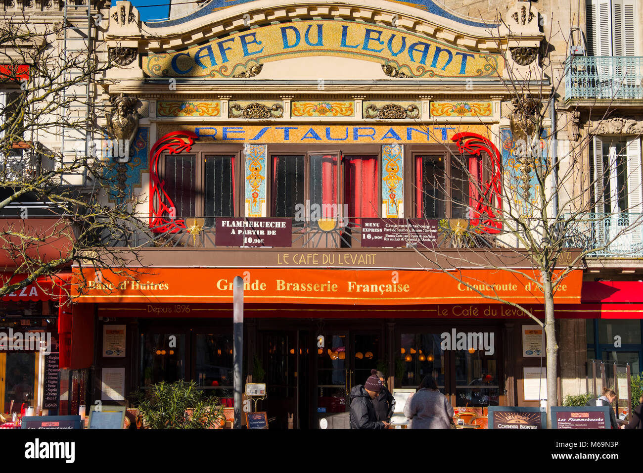 Café du Levant (1890-1910) durch den Bahnhof Saint Jean in Bordeaux, Gironde, Aquitanien, Frankreich Stockfoto