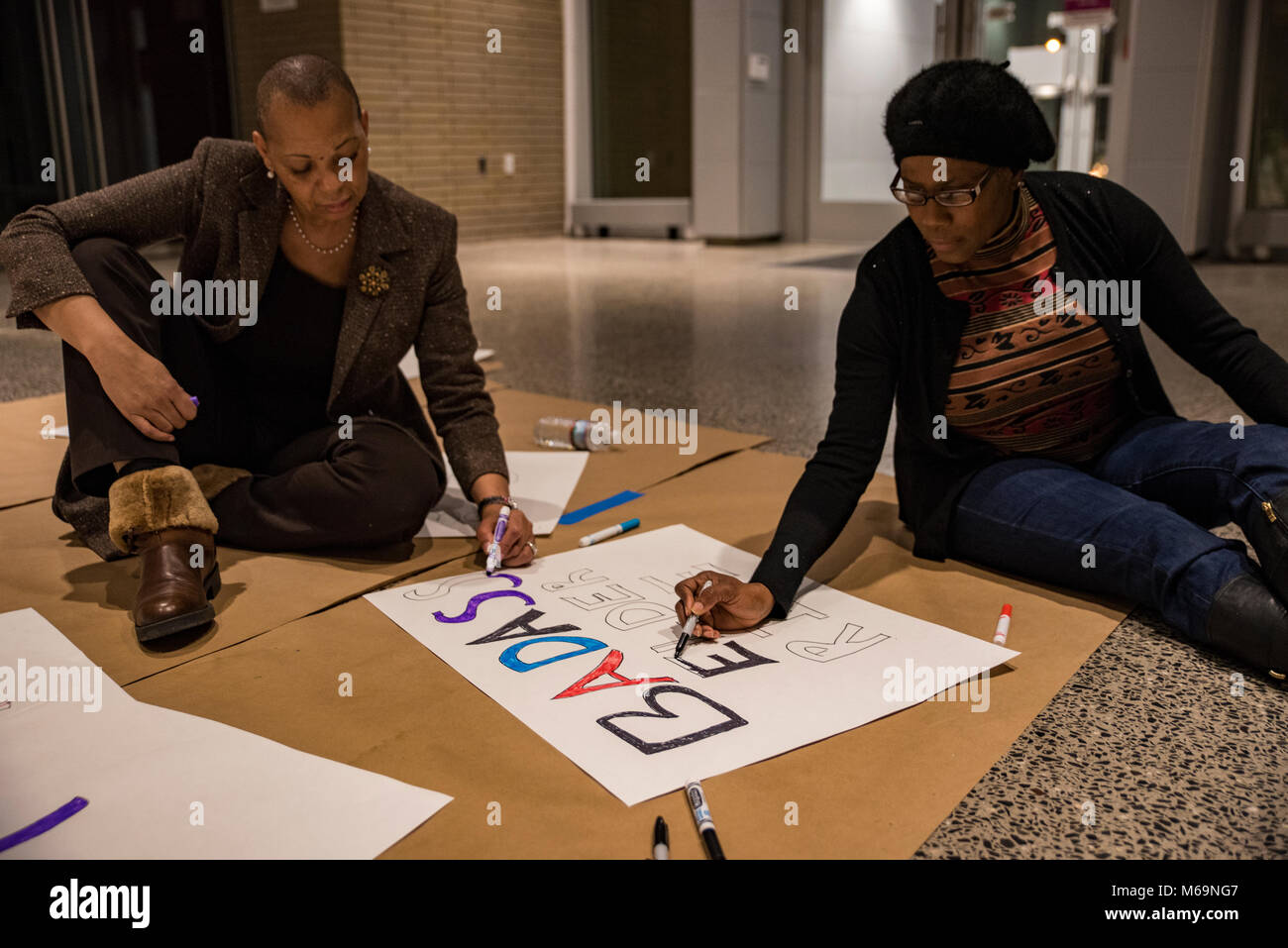 Philadelphia, Pennsylvania/USA: Jules Spencer und Partner, Jazz Gray-Sadler von West Mount Airy arbeiten an einem Zeichen zusammen an der Taller Puertorriqueño vor den Frauen März auf Philadelphia. Jules und Jazz wurden im März 2017 die als Banner Image für die heutige Zeichen dient die Veranstaltung fotografiert. 17. Januar 2018. Stockfoto