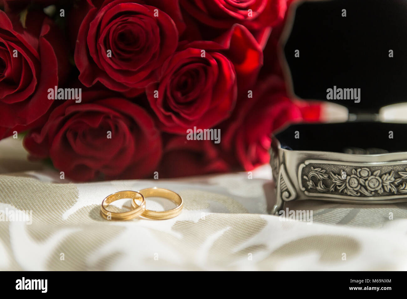 Stillleben mit Blumenstrauß und Schmuck einer Braut am Hochzeitstag. Stockfoto