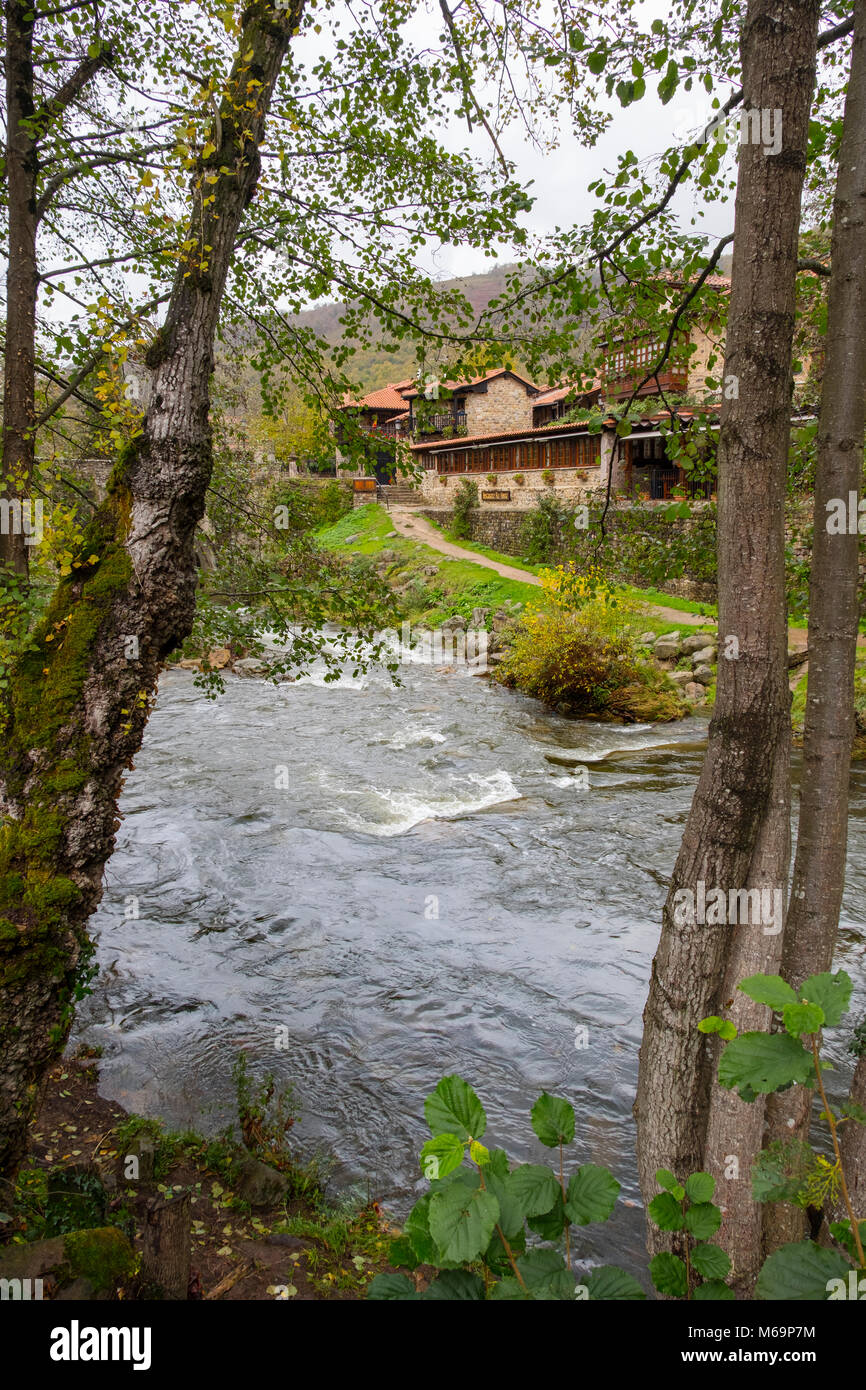 Argoza River. Ländliche Dorf Barcena Mayor Los Tojos. Saja Naturpark, Saja-Nansa, Kantabrien, Spanien Europa Stockfoto