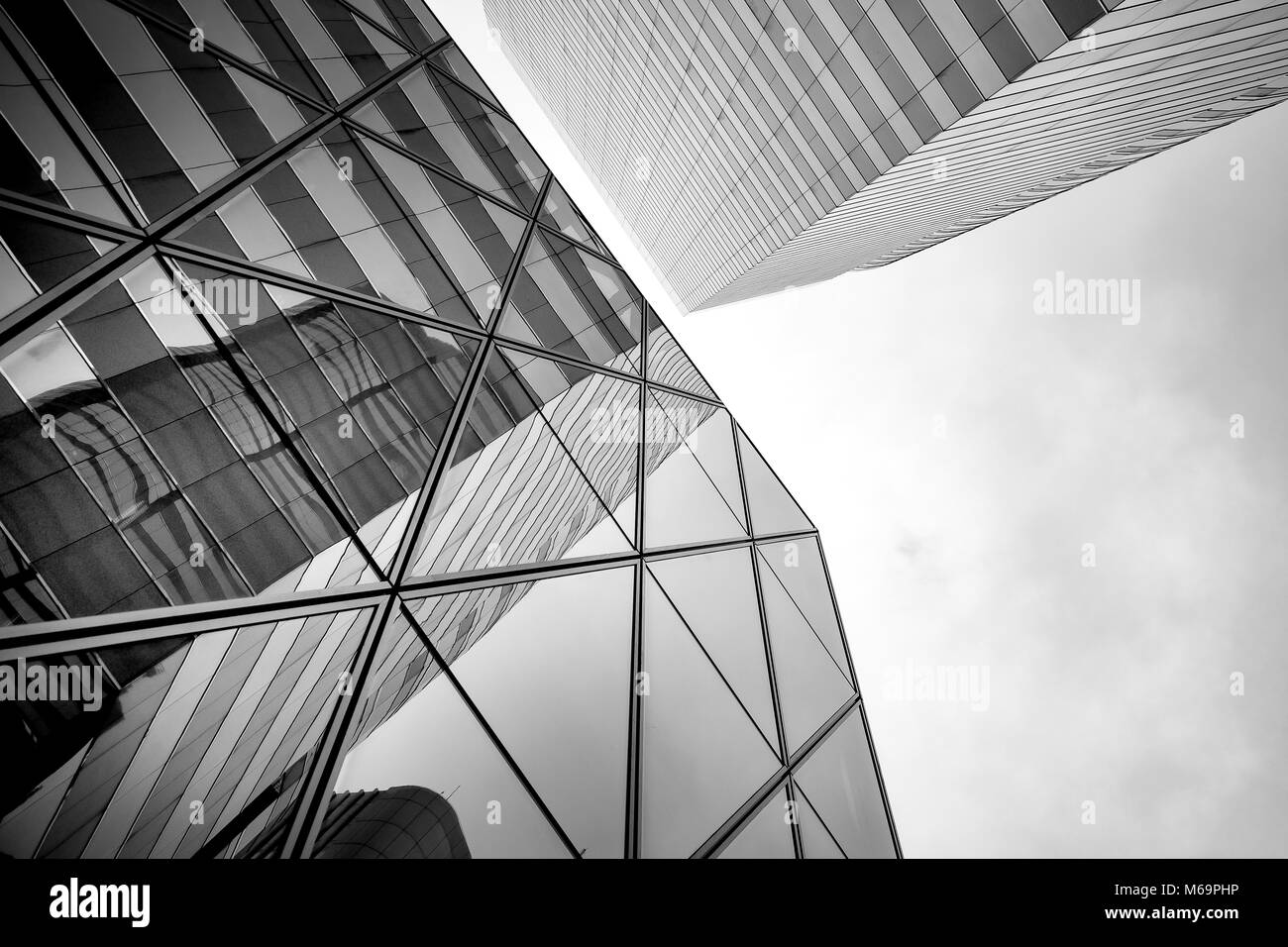 Reflexionen der modernen kommerziellen Gebäuden auf Gläsern Stockfoto
