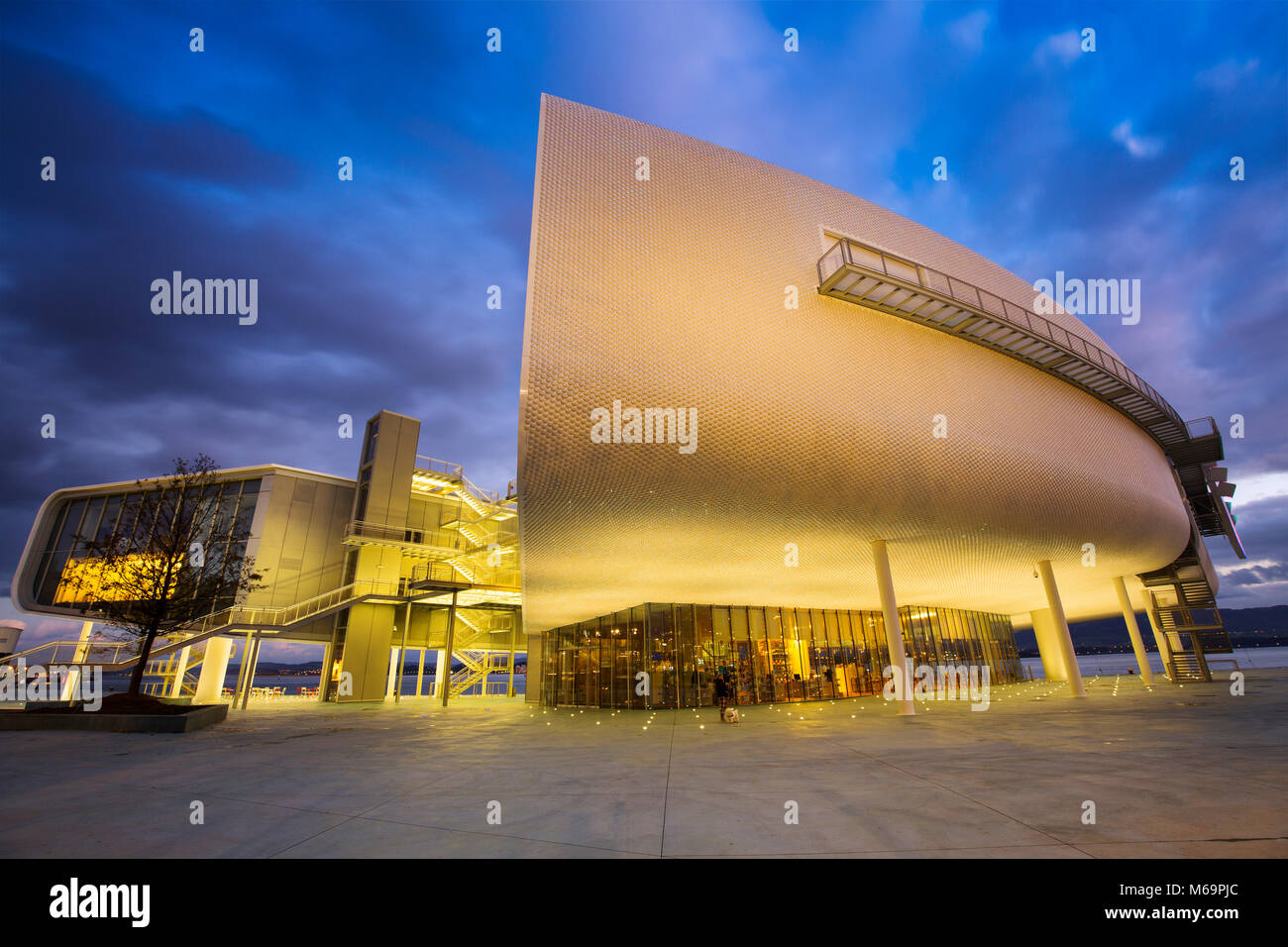 Dämmerung, Botin Center Museum Kunst und Kultur. Botin Stiftung, Architekten Renzo Piano. Santander, Biscaya, Kantabrien, Spanien, Europa Stockfoto