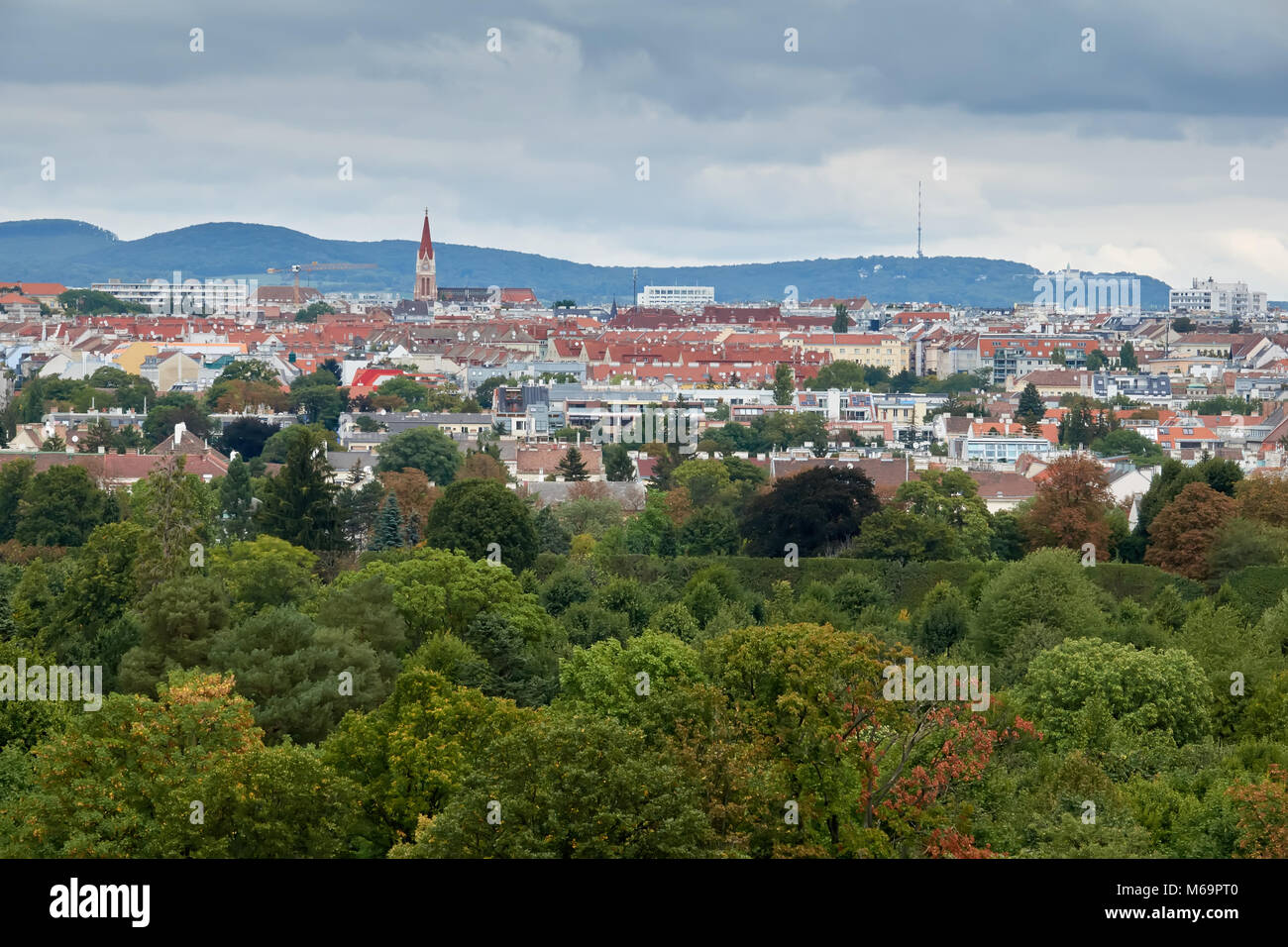 Übersicht Blick auf Wien aus dem Tiergarten Schönbrunn an einem bewölkten Tag. Stockfoto