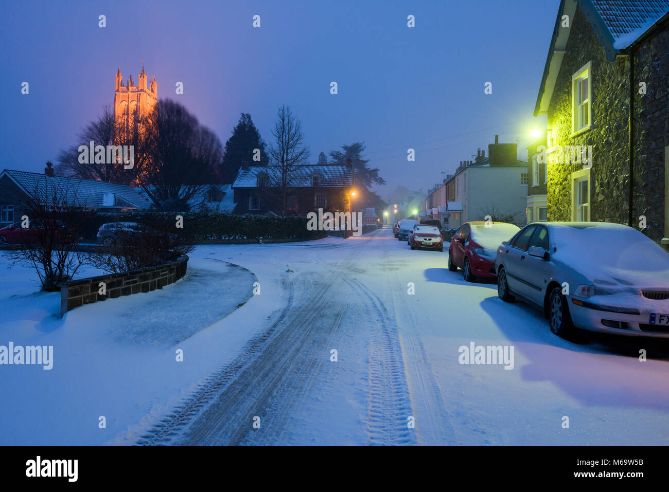 Ein ländliches Dorf Strasse mit Schnee in der Nacht, Wrington, North Somerset, England. Stockfoto