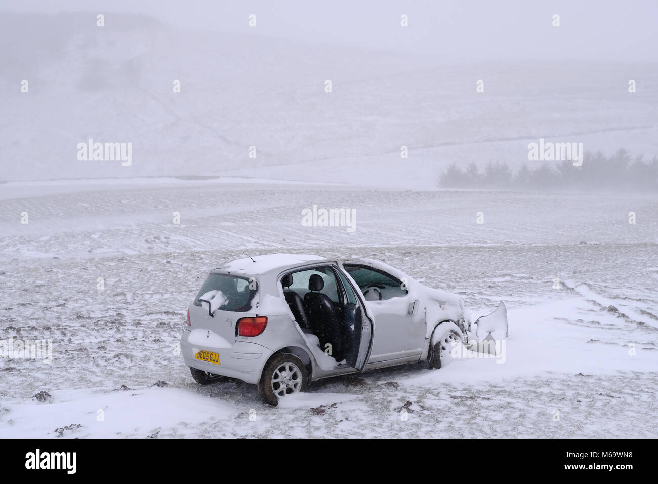 Ein verlassenes Auto in einem schneebedeckten Feld Buxton zu Whaley Bridge Road während der "Tier aus dem Osten" im Winter 2018 Stockfoto