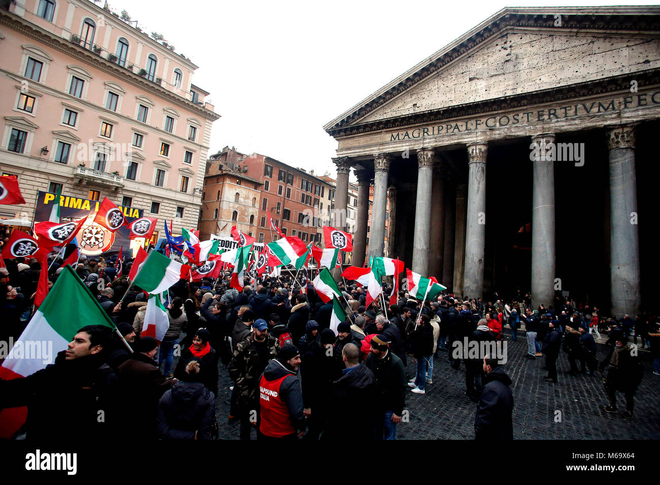 Roma 01/03/2018. Chiusura della Campagna Elettorale di Casapound al Pantheon. Rom 01. März 2018. Pantheon. Schließen der Wahlkampf der rechtsextremen Partei Casapound. Foto Samantha Zucchi Insidefoto Stockfoto