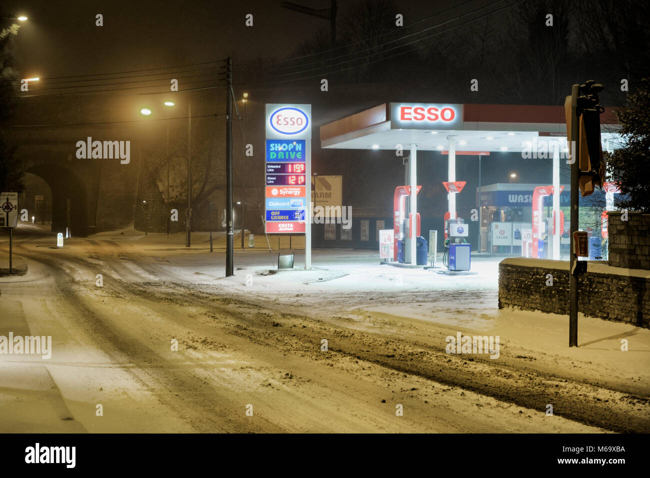Chippenham, Großbritannien, 1. März, 2018. Wie Schneefall an eine einsame Schnee weg bedeckt neben einer Tankstelle abgebildet ist in Chippenham, Wiltshire. Viele Fahrer haben beachtet Beratung und waren von der Straße als Sturm Emma macht es den Weg über die Grafschaft. Credit: lynchpics/Alamy leben Nachrichten Stockfoto