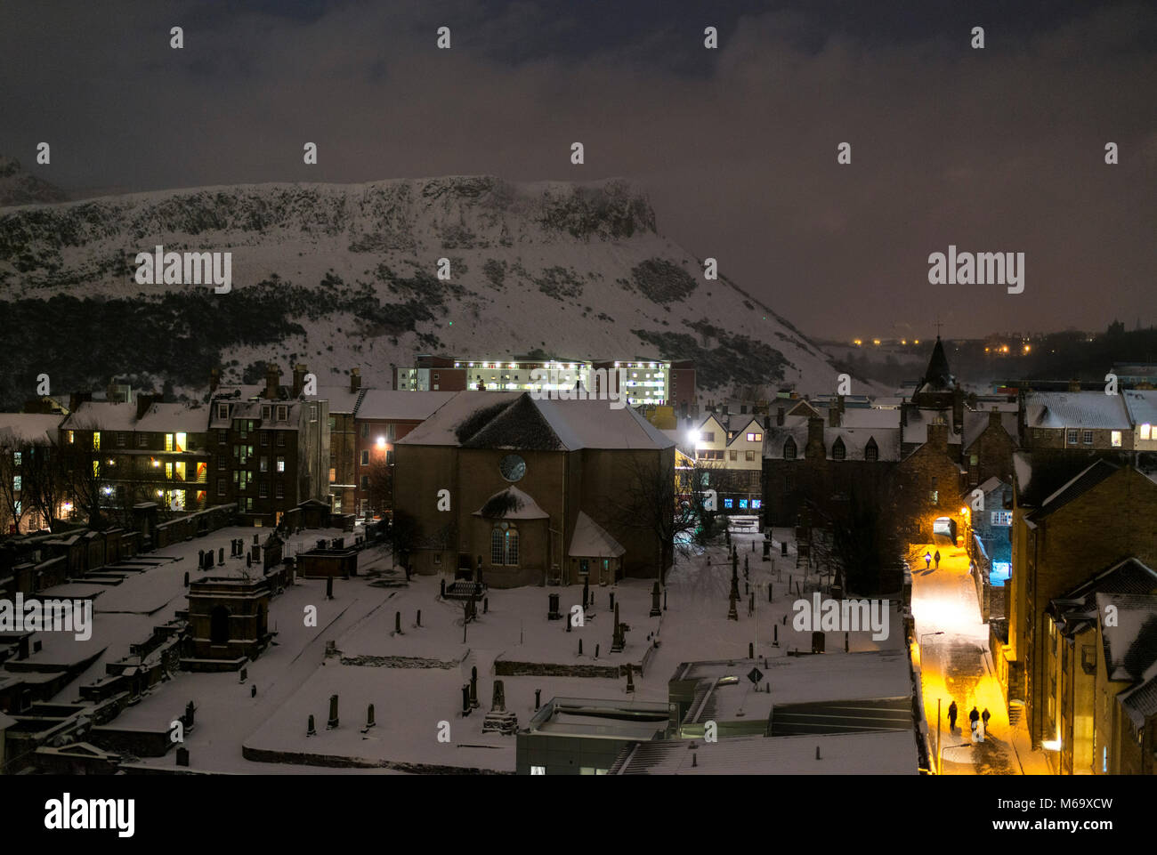 Edinburgh, Schottland. 1 Mär, 2018. UK Wetter: Das Tier aus dem Osten weiterhin Störungen im ganzen Land zu führen. Viele Menschen haben zu Hause geblieben und Schulen sind in den meisten Teilen des Landes geschlossen nach mehr starker Schneefall über Nacht. Canongate Kirk mit Salisbury Crags in der backgroundCredit: Andrew O'Brien/Alamy leben Nachrichten Stockfoto