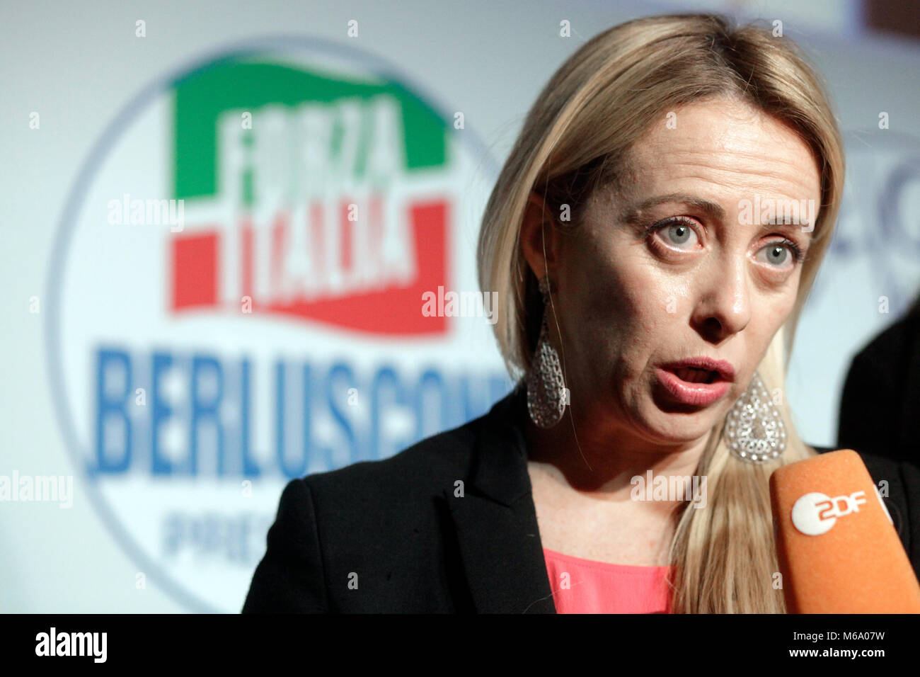 Rom, Italien. 1 Mär, 2018. Giorgia Meloni, Führer der rechtsextremen Brüder Italiens Partei, spricht mit einem Mitglied der Media Credit: Sara De Marco/Alamy leben Nachrichten Stockfoto