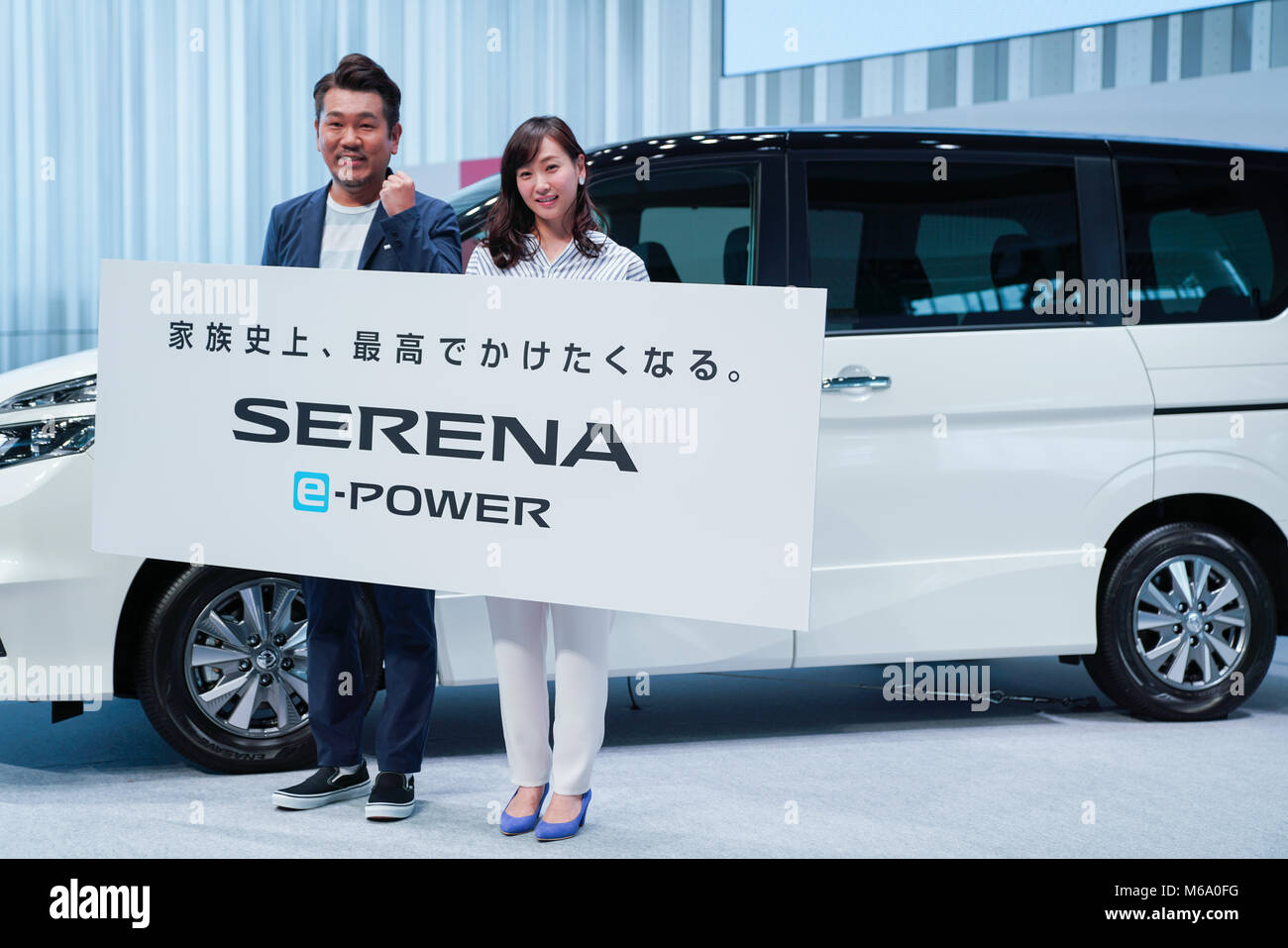 Yokohama, Japan. 28 Feb, 2018. Japanische Schauspieler Toshifumi Fujimoto (L) und die japanische Schauspielerin Miki Fujimoto (R) eine Auftaktveranstaltung der japanischen Automobilindustrie riesige Nissan Motor Co., Ltd's erena e-Power" bei der Firma showroom Hauptsitz in Yokohama, südlich von Tokio am Mittwoch, 28. Februar 2018. Serena e-Power hat einen Motor Elektromotor Leistungsteil generiert und wird über den Verkauf in Japan gehen am 1. März. Quelle: LBA/Alamy leben Nachrichten Stockfoto