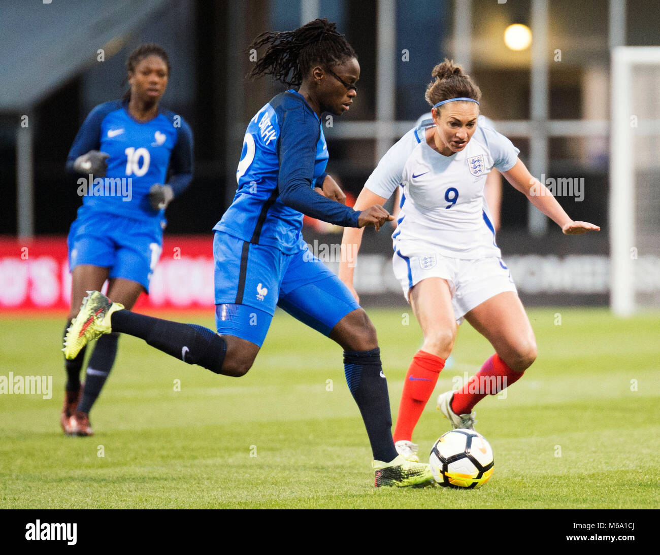 Columbus, Ohio, USA. März 1, 2018: England, Jodie Taylor (9) kämpft für den ball gegen Frankreich vorwärts Ouleymata Sarr (11) während ihres Gleichen an den SheBelieves Schale in Columbus, Ohio, USA. Brent Clark/Alamy leben Nachrichten Stockfoto