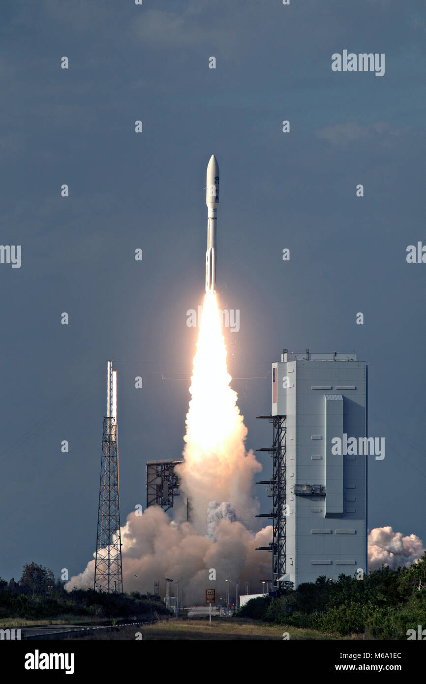 Die United Launch Alliance Atlas V Rakete hebt ab Durchführung der NOAA Geostationary Operational Environmental Satellite aus dem Weltraum Komplexe 41 Start in Cape Canaveral Air Force Station März 1, 2018 in Cape Canaveral, Florida. Das geht-S ist der zweite in einer Serie der nächsten Generation von Wettersatelliten. Credit: Planetpix/Alamy leben Nachrichten Stockfoto