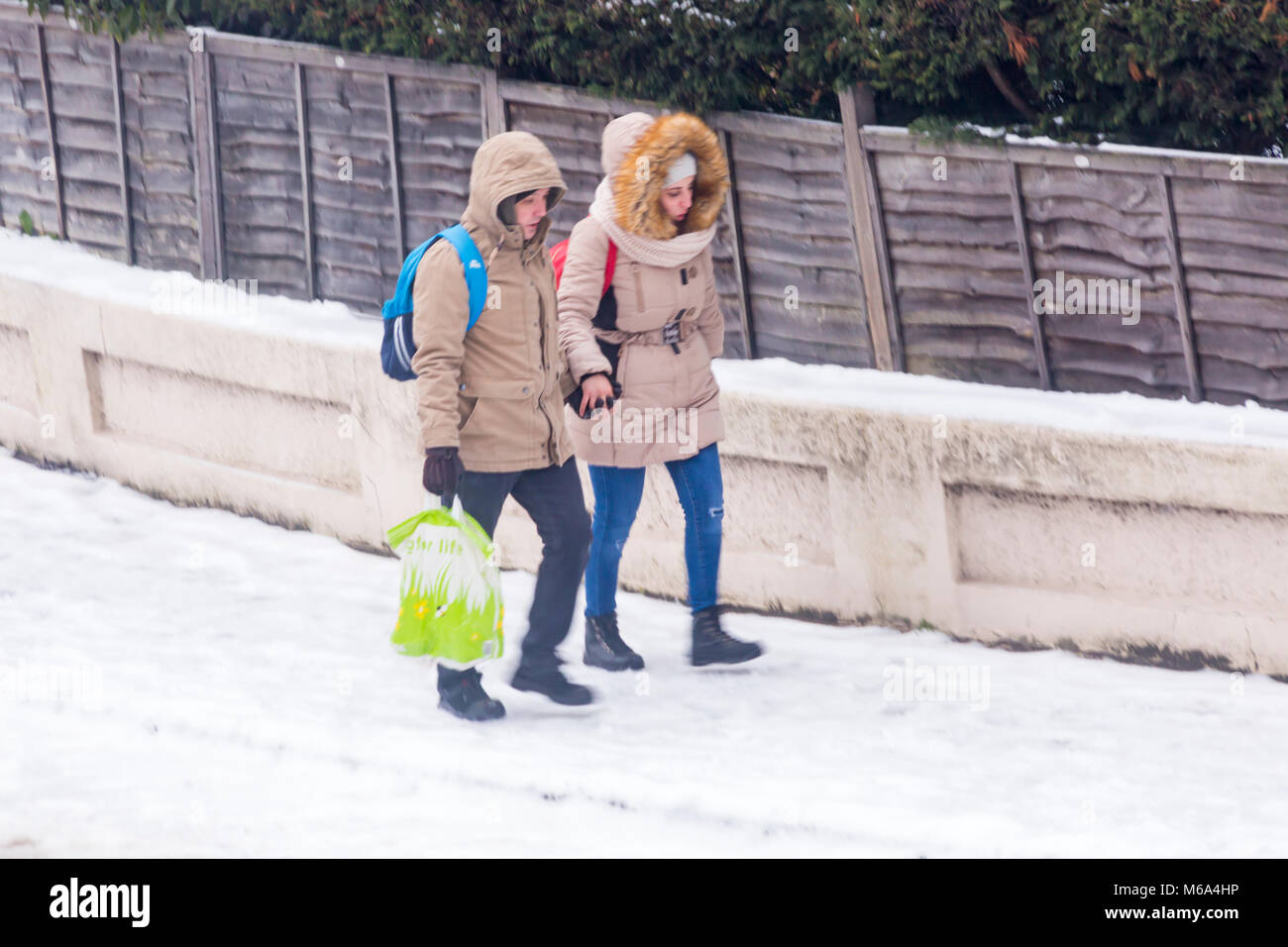 Bournemouth, Dorset, Großbritannien. 2. März, 2018. UK Wetter: Gestern Schnee hat Icy, die zu gefährlichen Bedingungen auf den Straßen und Gehwegen in Bournemouth. Ein paar prekär gehen Hand in Hand auf dem Gehsteig. Credit: Carolyn Jenkins/Alamy leben Nachrichten Stockfoto