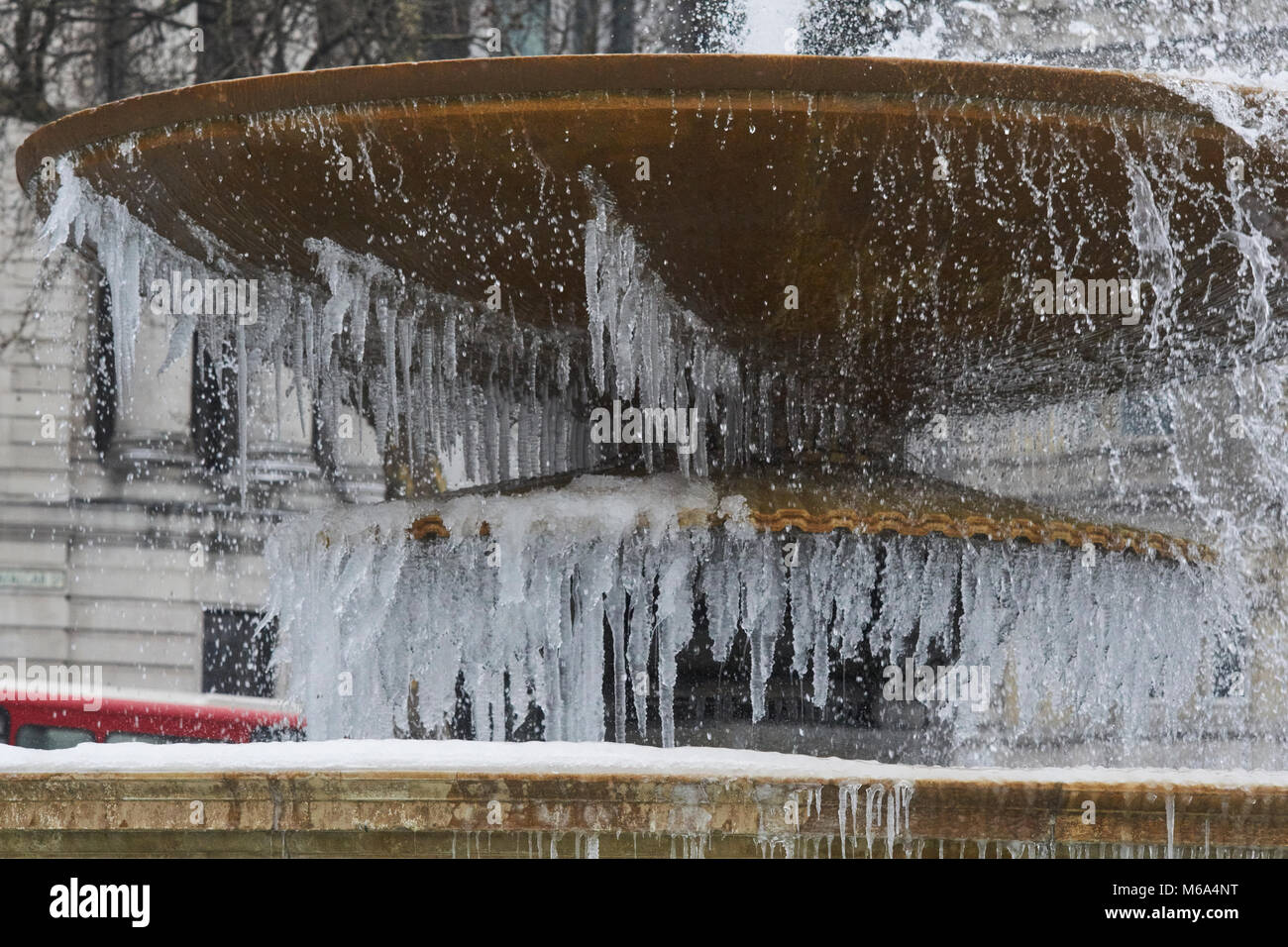 Trafalgar Square in London. 1 Mär, 2018. UK Wetter: Die berühmten Brunnen im Londoner Trafalgar Square jetzt Eiszapfen dank der "Tier aus dem Osten" Credit: Edward Webb/Alamy leben Nachrichten Stockfoto