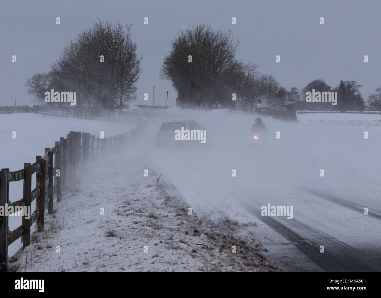 North Yorkshire. 1 Mär, 2018. UK Wetter: Schneeverwehungen auf Clint, in der Nähe von Harrogate, North Yorkshire mit Schleudern 4x4 und Motorrad während Tier aus dem Osten 1. März 2018, 4.20 Uhr Auto rutschen, Motorrad aufrecht und Reiten durch den Sturm - in der Nähe von Miss, zuversichtlich, Motorradfahrer, der Vermeidung von Unfällen Credit: MJ Peakman/Alamy leben Nachrichten Stockfoto