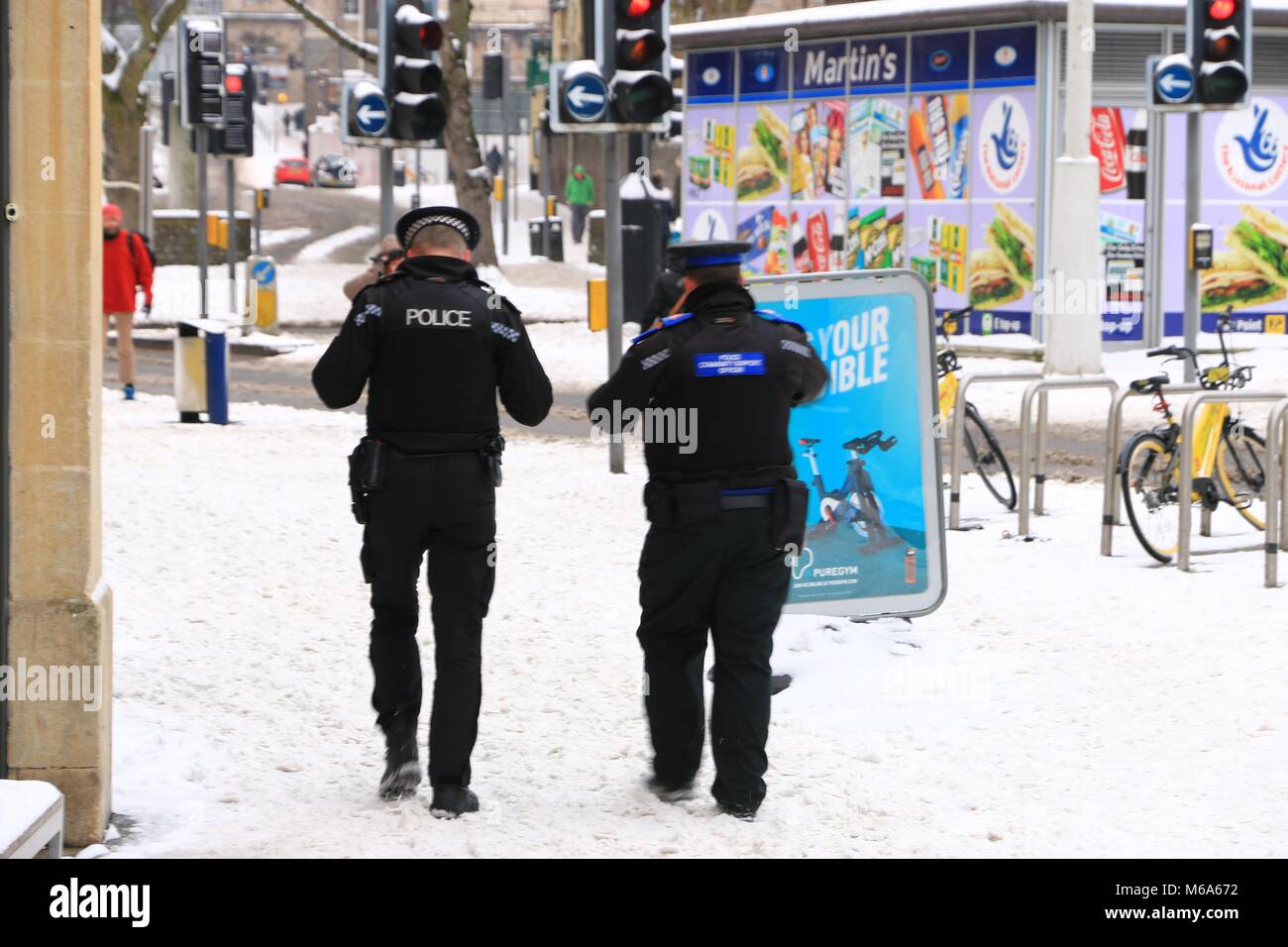 Zwei Polizisten zu Fuß durch den Schnee in Bristol. Stockfoto