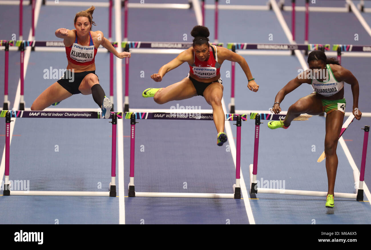 Birmingham, Großbritannien. 2 Mär, 2018. Caroline AGNOU SCHWEIZ), ELIŠKA KLUČINOVÁ Tschechische) und LECABELA QUARESMA PORTUGAL) konkurriert im Fünfkampf 60 m Hürden der Frauen als QUARESEMA bricht sich Hürde bei der IAAF World Indoor Championships in Birmingham, England Credit: Ben Stand/Alamy leben Nachrichten Stockfoto