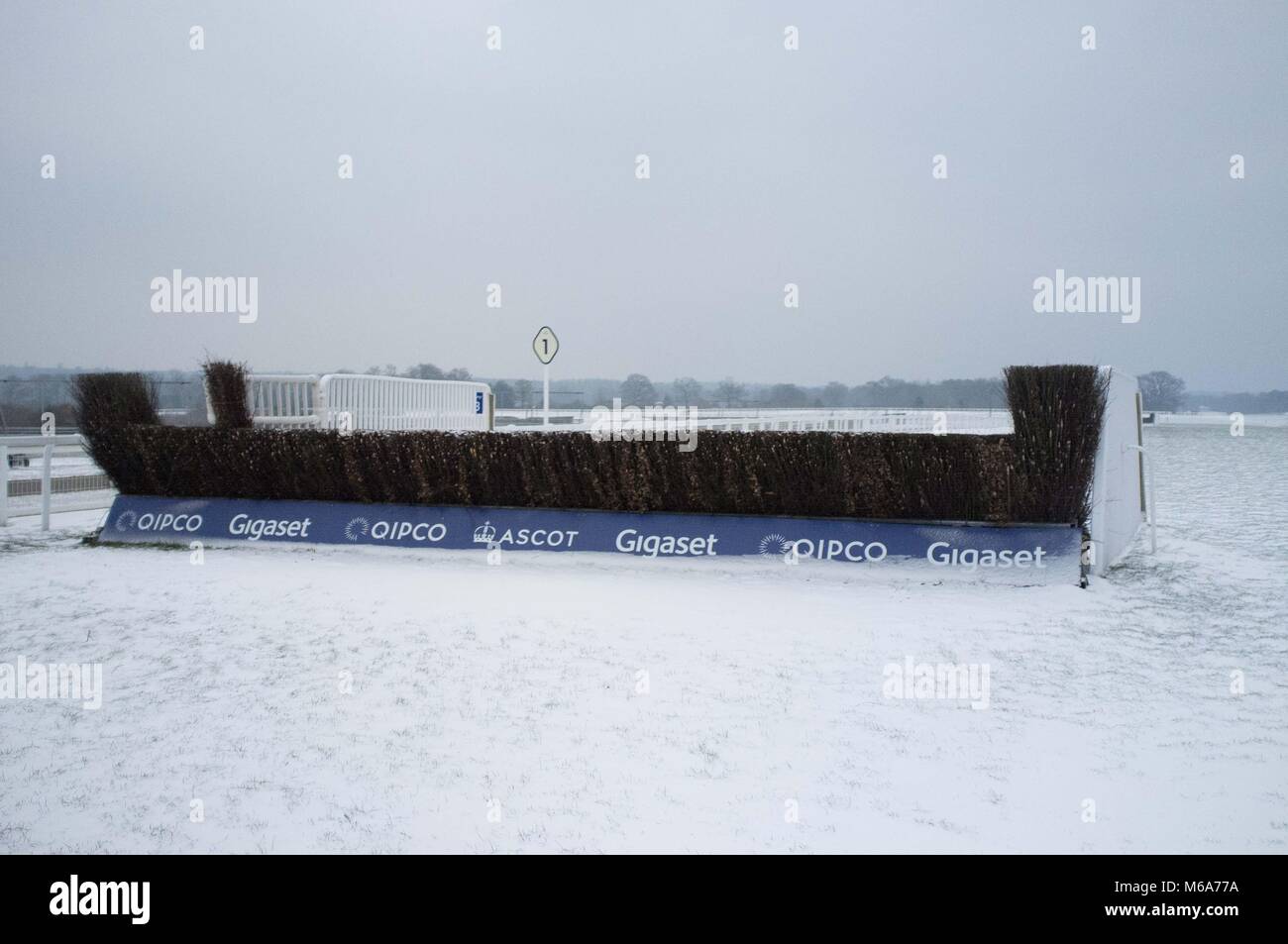 Ascot, Großbritannien. 2 Mär, 2018. UK Wetter: - Snowy Ascot Racecourse Credit: Andrew Spiers/Alamy leben Nachrichten Stockfoto