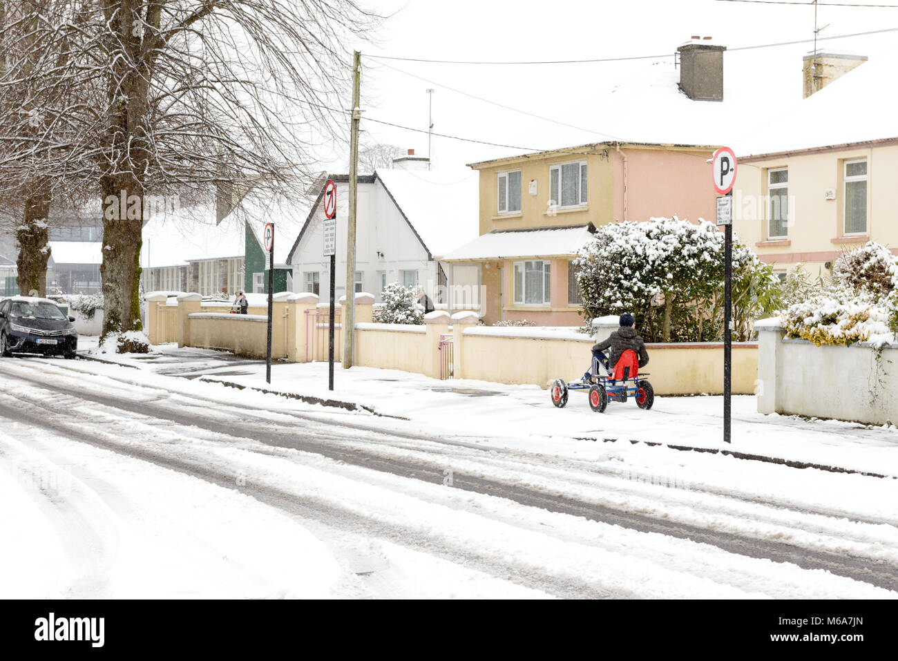 Menschen auf der New Road im Schnee während der Bestie aus dem Oststurm Emma in Killarney, County Kerry, Irland Stockfoto