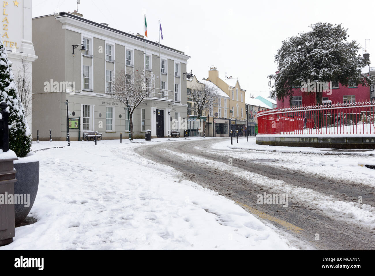 Snow Ireland Street Killarney Town Hall im Schnee. Die Straßen sind verschneit, seit die Stadt im März 2018 vom „The Beast from the East“-Sturm Emma heimgesucht wurde, Killarney, County Kerry, Irland Stockfoto