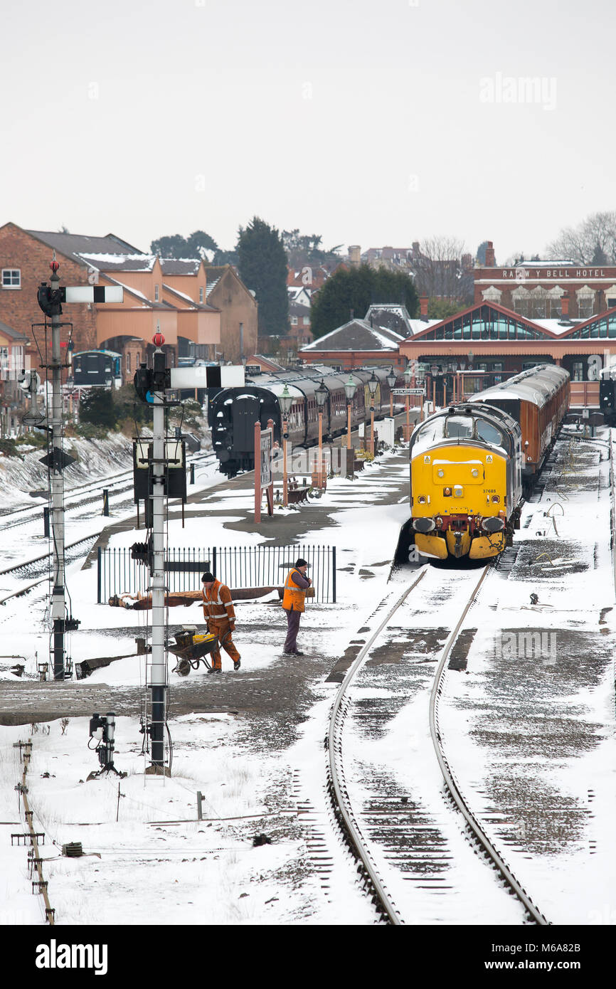 Kidderminster, Großbritannien. März 2018. Wetter in Großbritannien: Während die Temperaturen unter Null andauern und die Schneefälle von gestern andauern, räumen die Eisenbahnarbeiter einer britischen Erbe-Eisenbahn Schnee auf der Strecke und führen Sicherheitskontrollen durch, um den geschäftigen Fahrplan der Severn Valley Dampfeisenbahn für morgen vorzubereiten. Credit: Lee Hudson/Alamy Live News Stockfoto