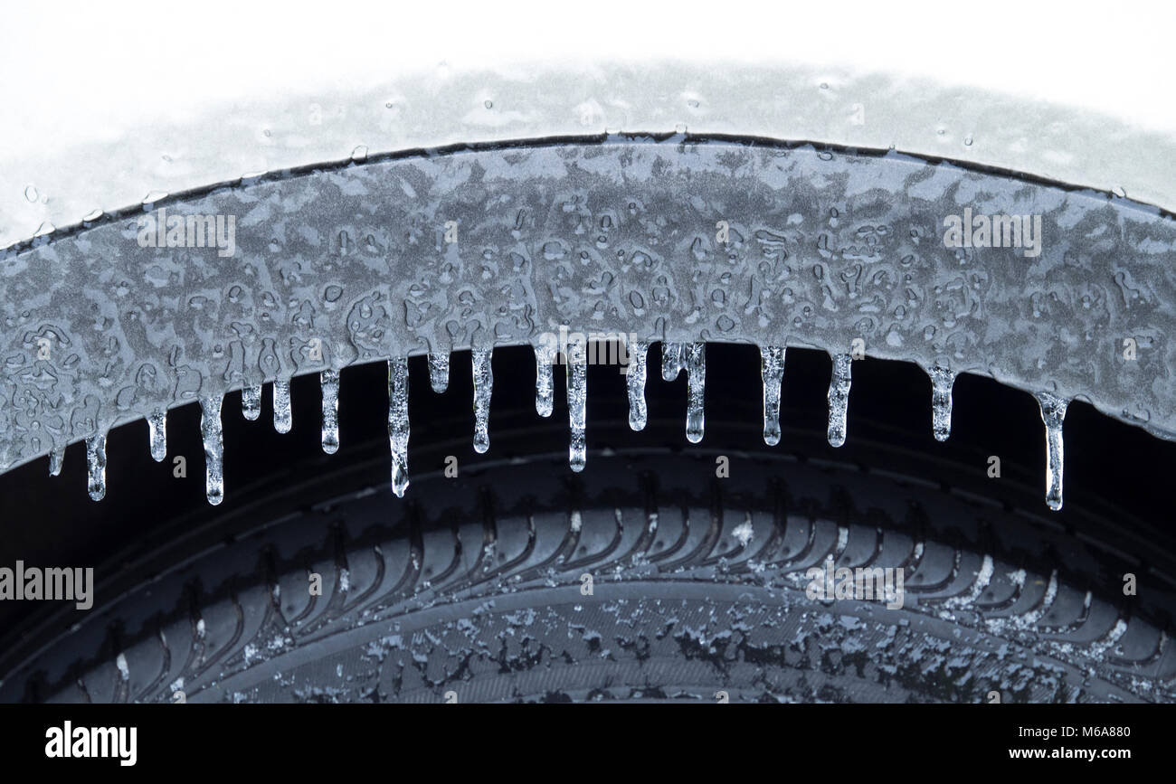 Eiszapfen am Lenkrad eines Autos Bogen mit einer reifen in Anlehnung an die gebogene Form mit der aktuellen Gefriertemperatur, verursacht durch die so genannte Tier aus dem Osten Stockfoto