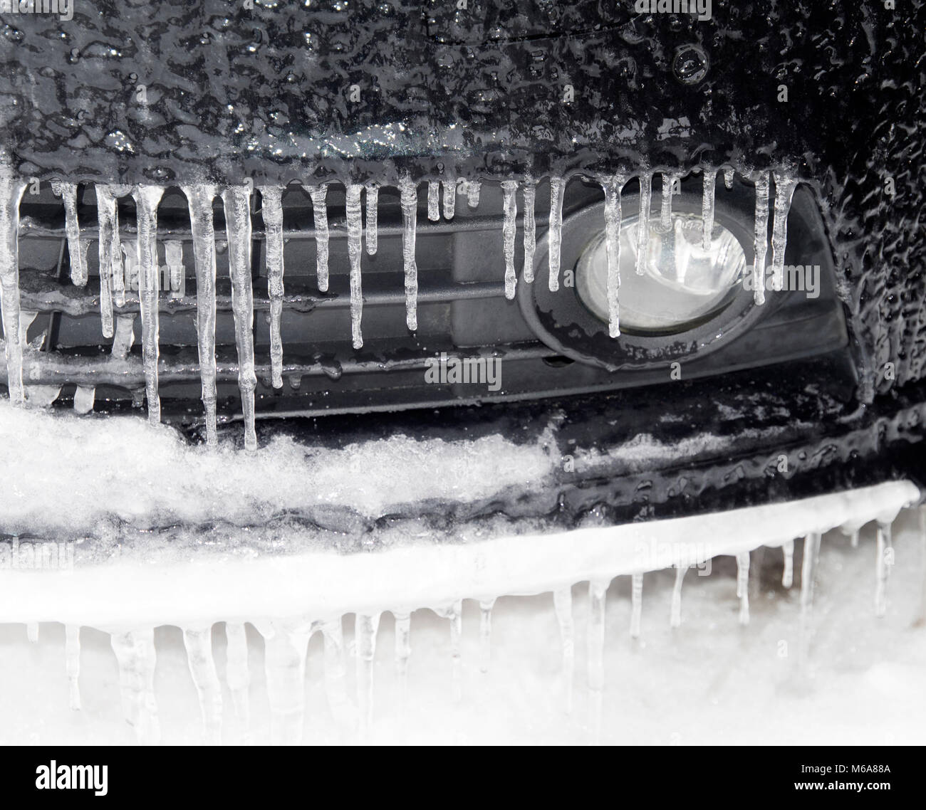 Zahlreiche Eiszapfen an den Rand einer Motorhaube bei eisigen Temperaturen in die so genannte Tier aus dem Osten, Winter 2018 Stockfoto