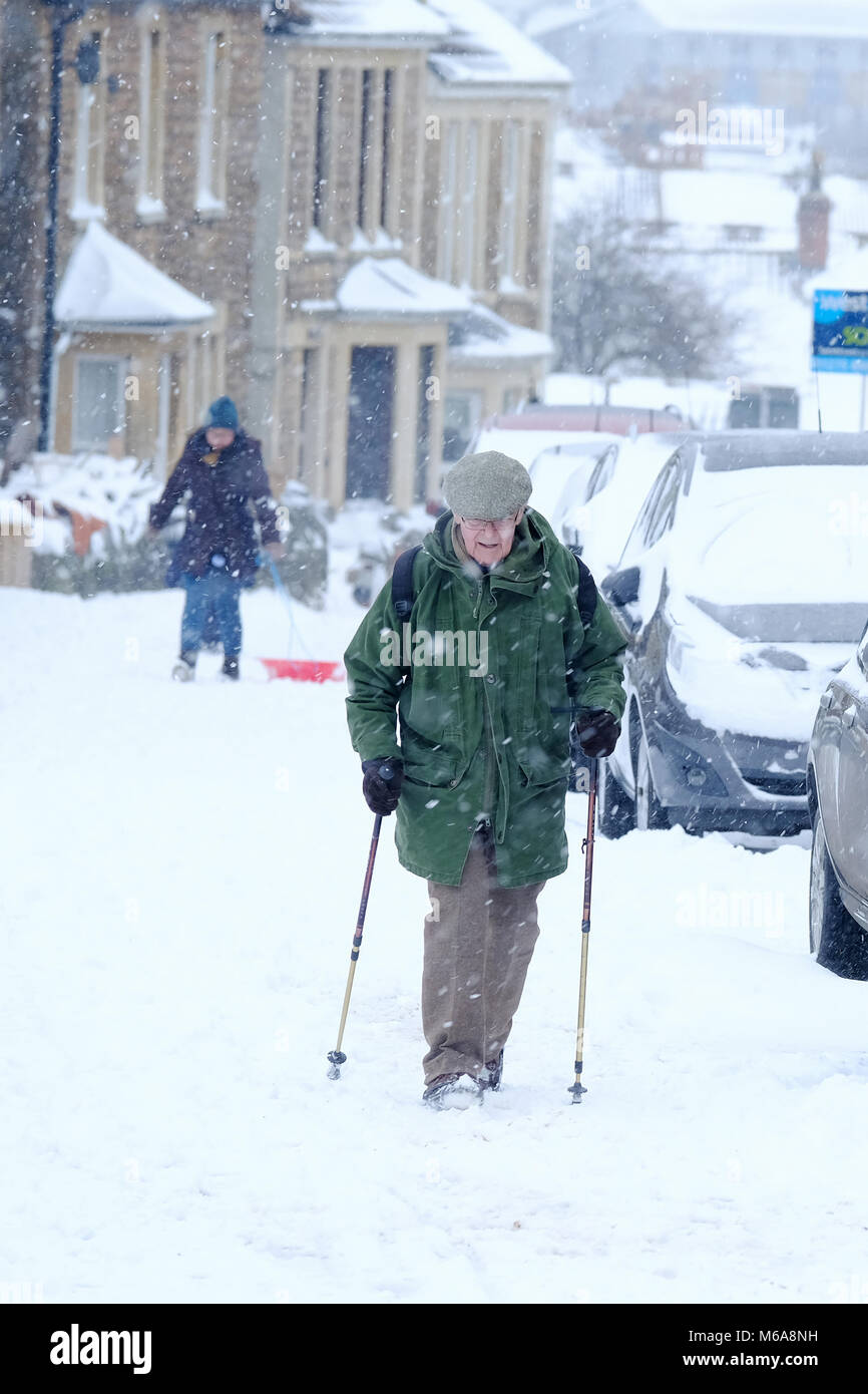 Portishead, Somerset, UK. 2. März, 2018. UK Wetter, Portishead, N. Somerset, Großbritannien Sturm Emma heute links tiefe Schneeverwehungen und eisigen Bedingungen in den Westen des Landes. Mehr Schnee ist für heute Nachmittag und eine gelbe Warnmeldung für mehr Schnee wird prognostiziert. Dieser alte Mann ist nicht detered, indem er ungünstige Bedingungen, genießen ein strammer Spaziergang, mit Hilfe von zwei Stöcken Credit: Stephen Hyde/Alamy leben Nachrichten Stockfoto