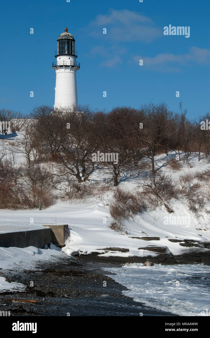 Old Cape Elizabeth Leuchtturm sitzt auf schneebedeckten Hügel in Maine. Stockfoto