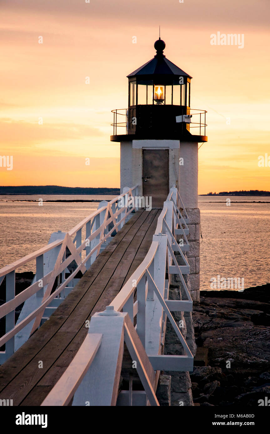 Holzsteg zu Maine Leuchtturm bei Sonnenuntergang Stockfoto