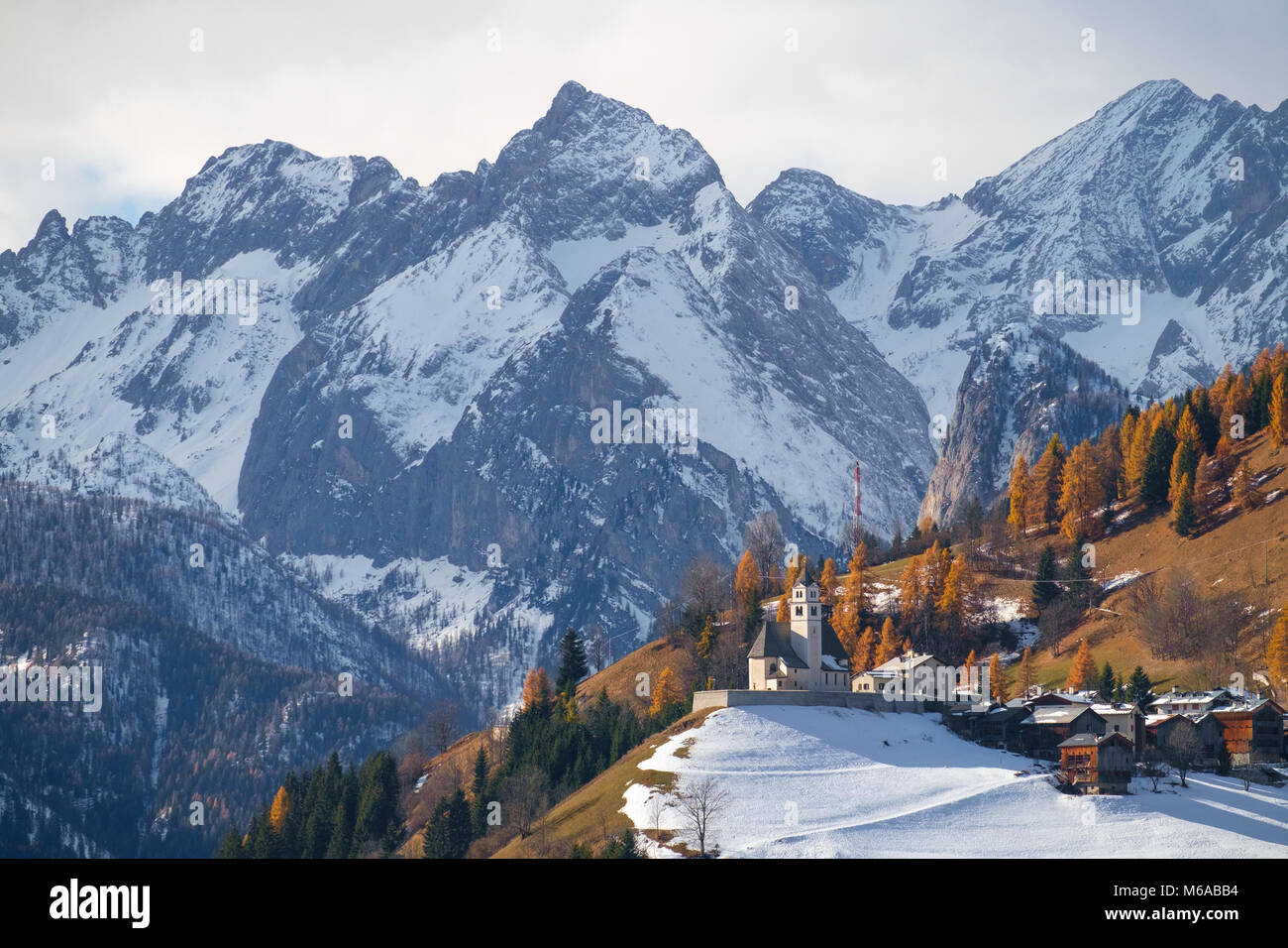 Bergige Landschaft mit Dörfern von Colle Santa Lucia an der Dolomiten in Italien Stockfoto