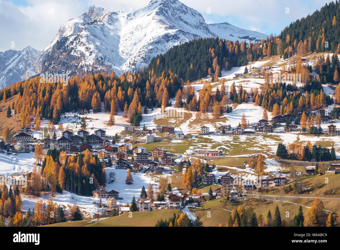 Mountainous landscape with villages of Colle Santa Lucia at the Dolomites in Italy Stockfoto